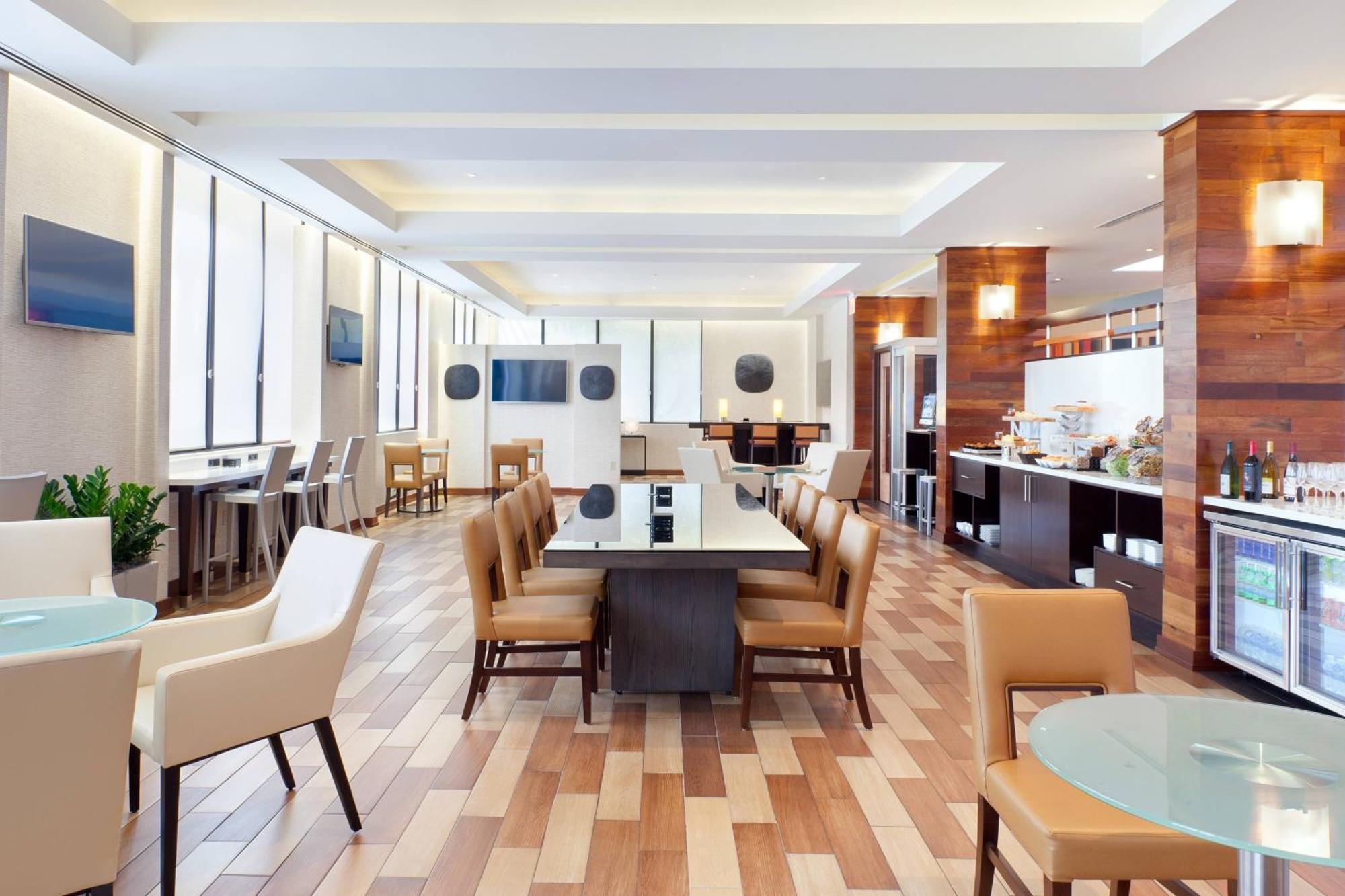 Airport Marriott Hotel 4*