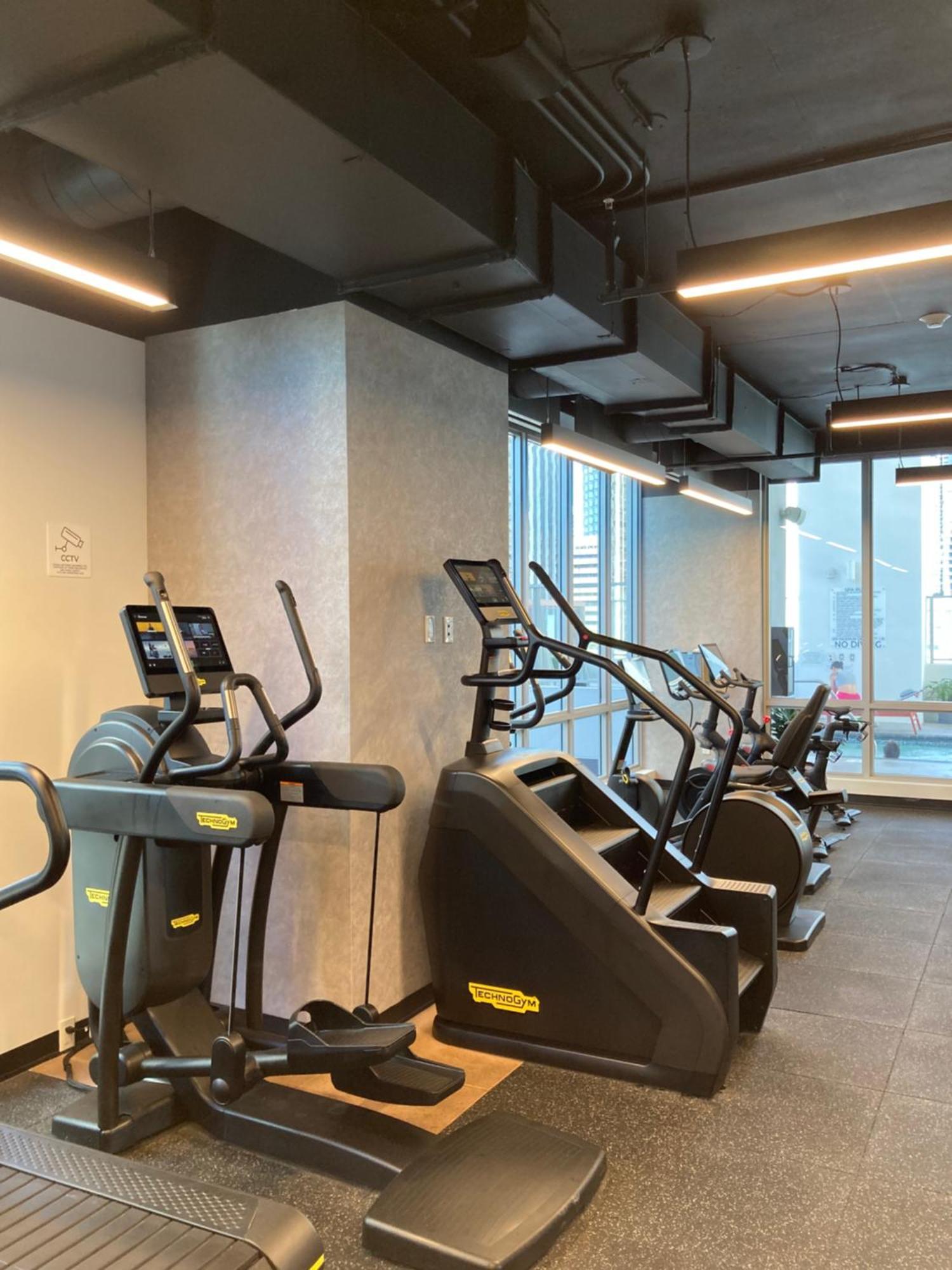 Brand New Modern 1 Bedroom Unit Downtown Apartment