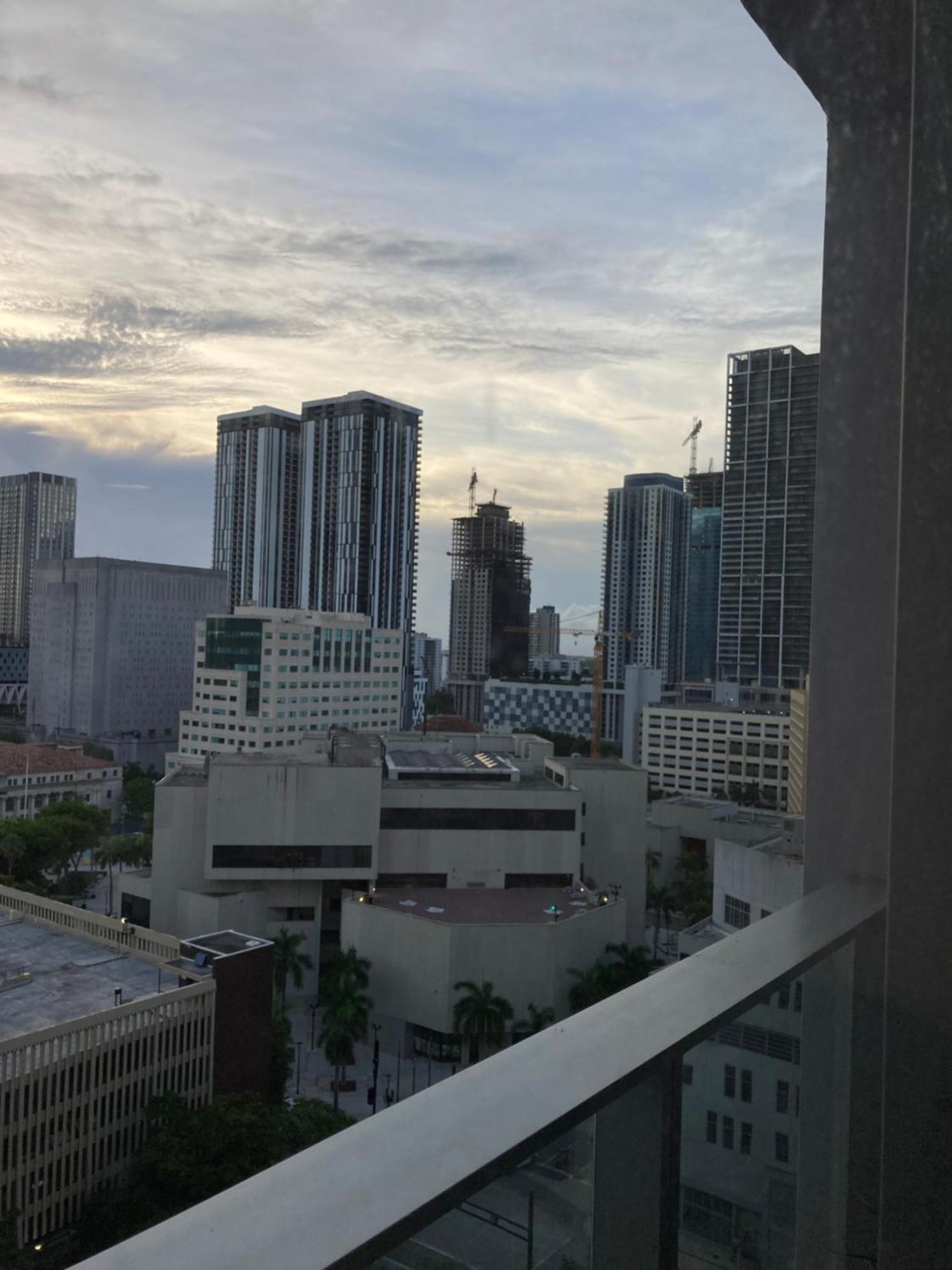 Apartment Brand New Modern 1 Bedroom Unit Downtown *