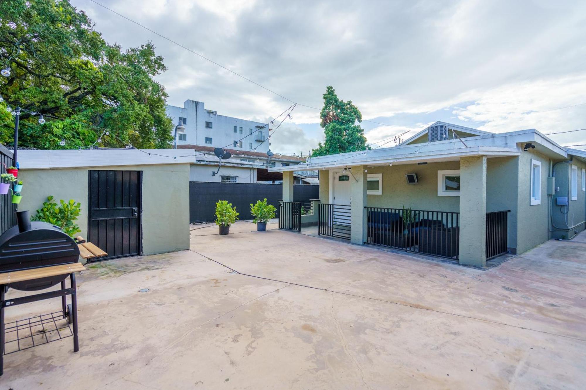 Apartment Renovated 2 Bd W/ Private Parking, Gallery & W/d