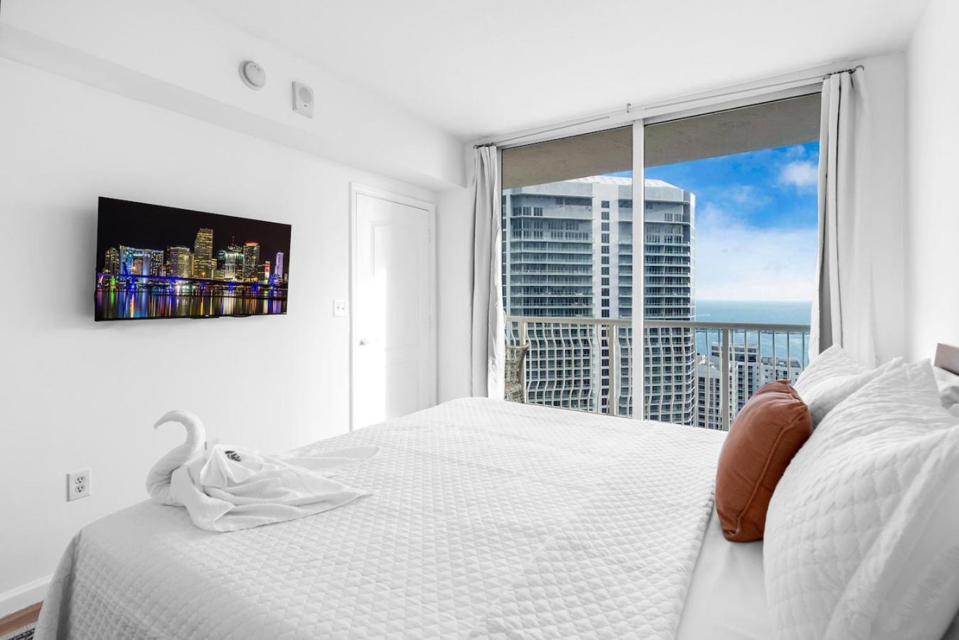 Spacious 2 Bed Unit In Brickell With Free Parking *