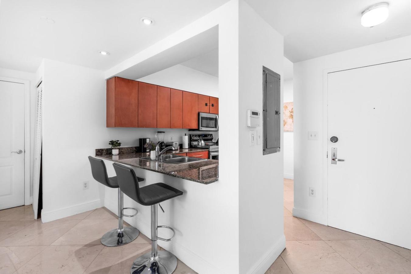 Spacious 2 Bed Unit In Brickell With Free Parking *