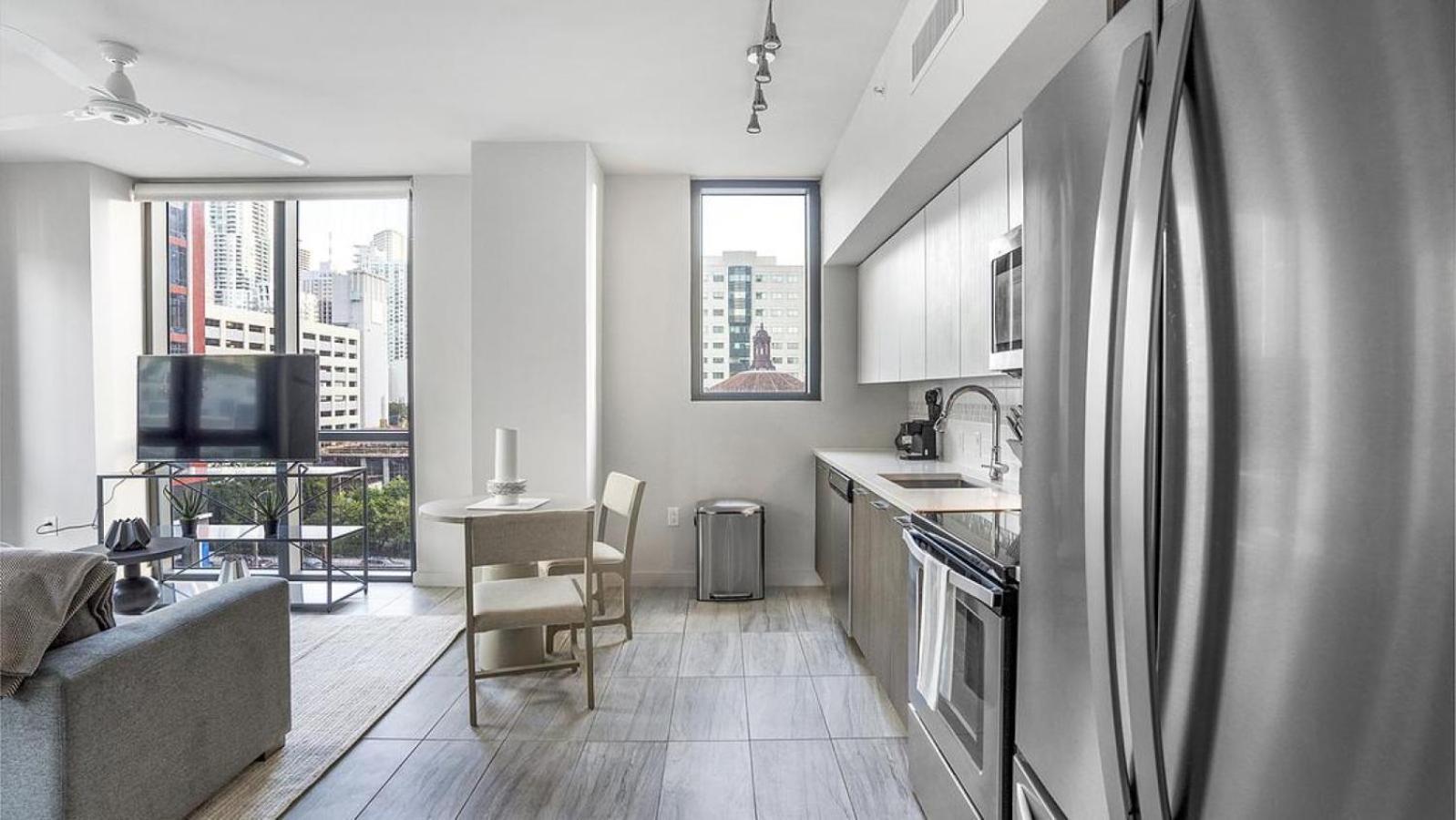 Apartment Landing Modern With Amazing Amenities *