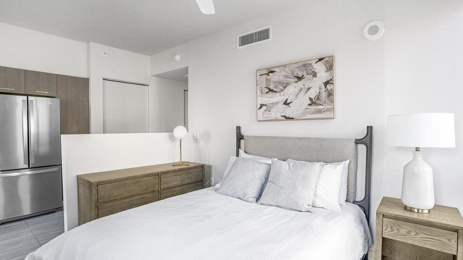 Apartment Landing Modern With Amazing Amenities *