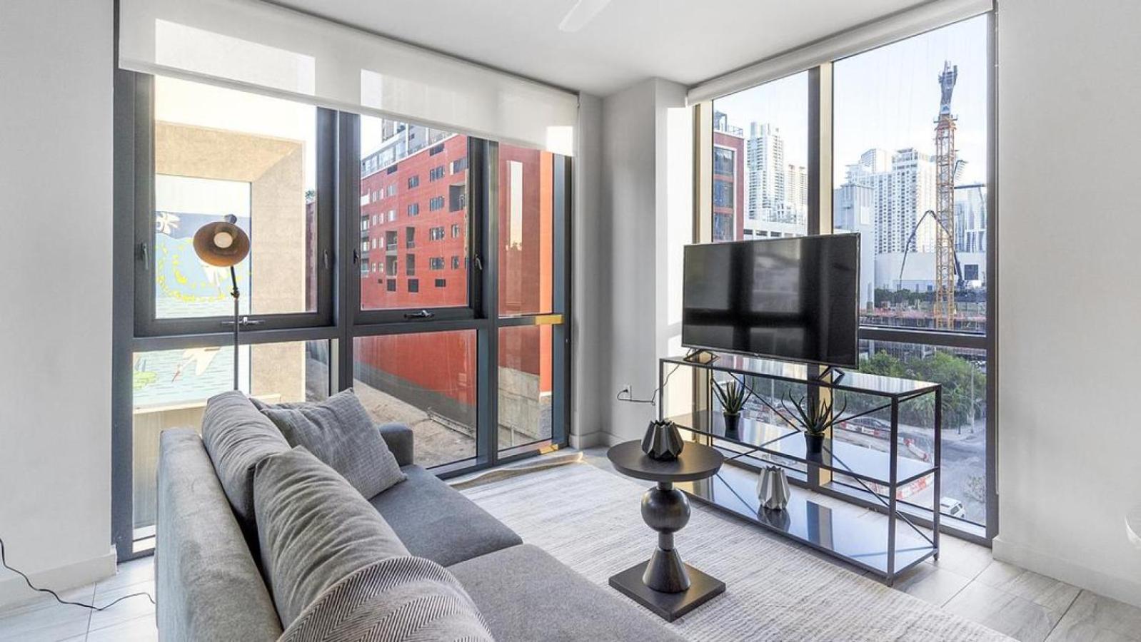 Apartment Landing Modern With Amazing Amenities