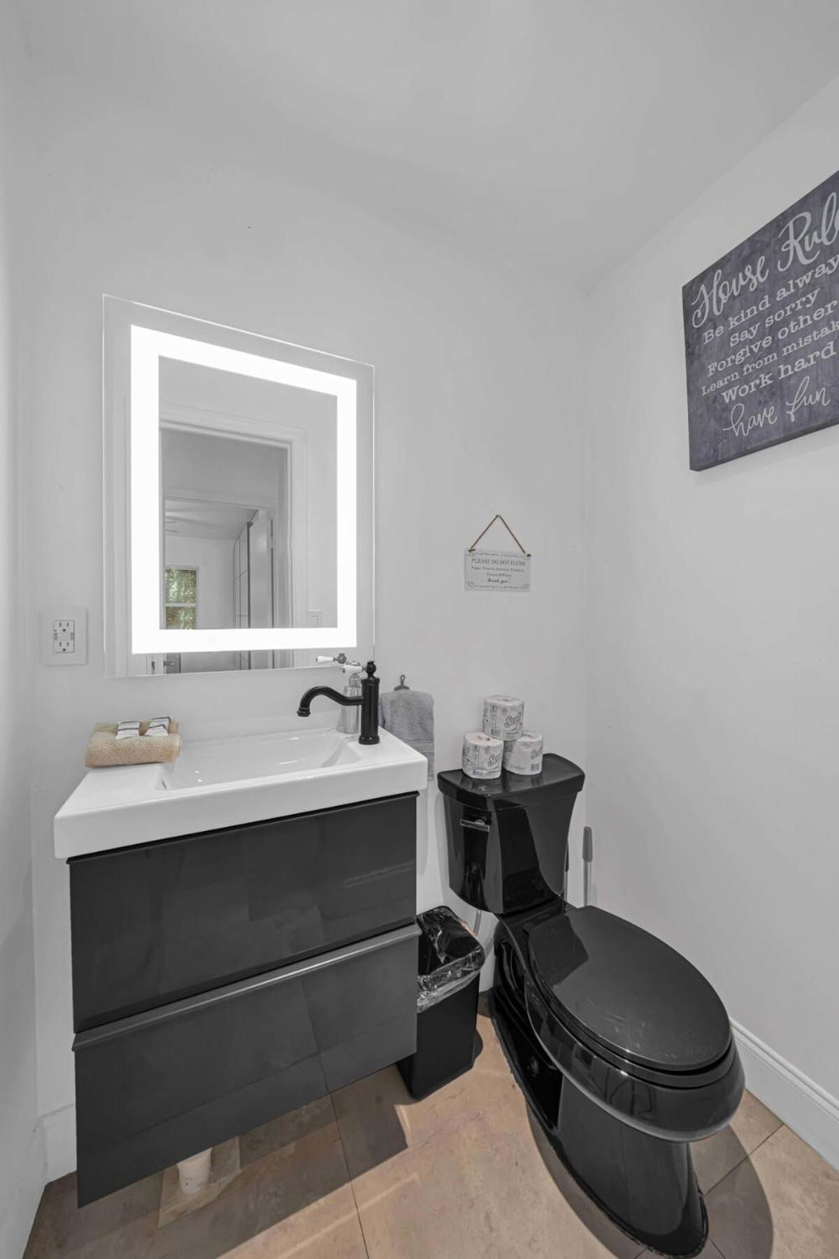 Renovated Gem: Prime Spotless Ideal Holiday home Miami