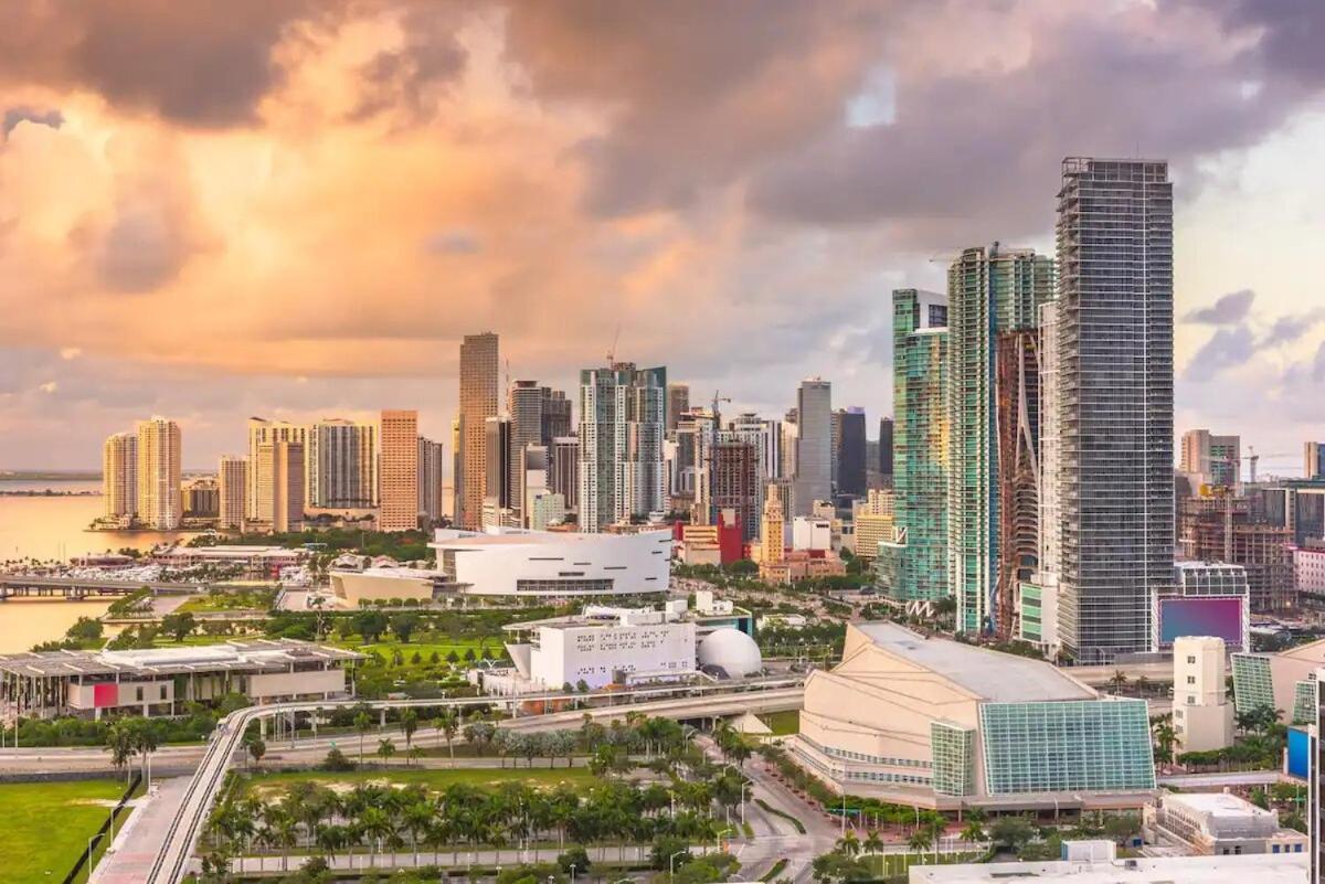 Aurora - Rooftop Pool, Gym, Walk To Downtown & Brickell Miami