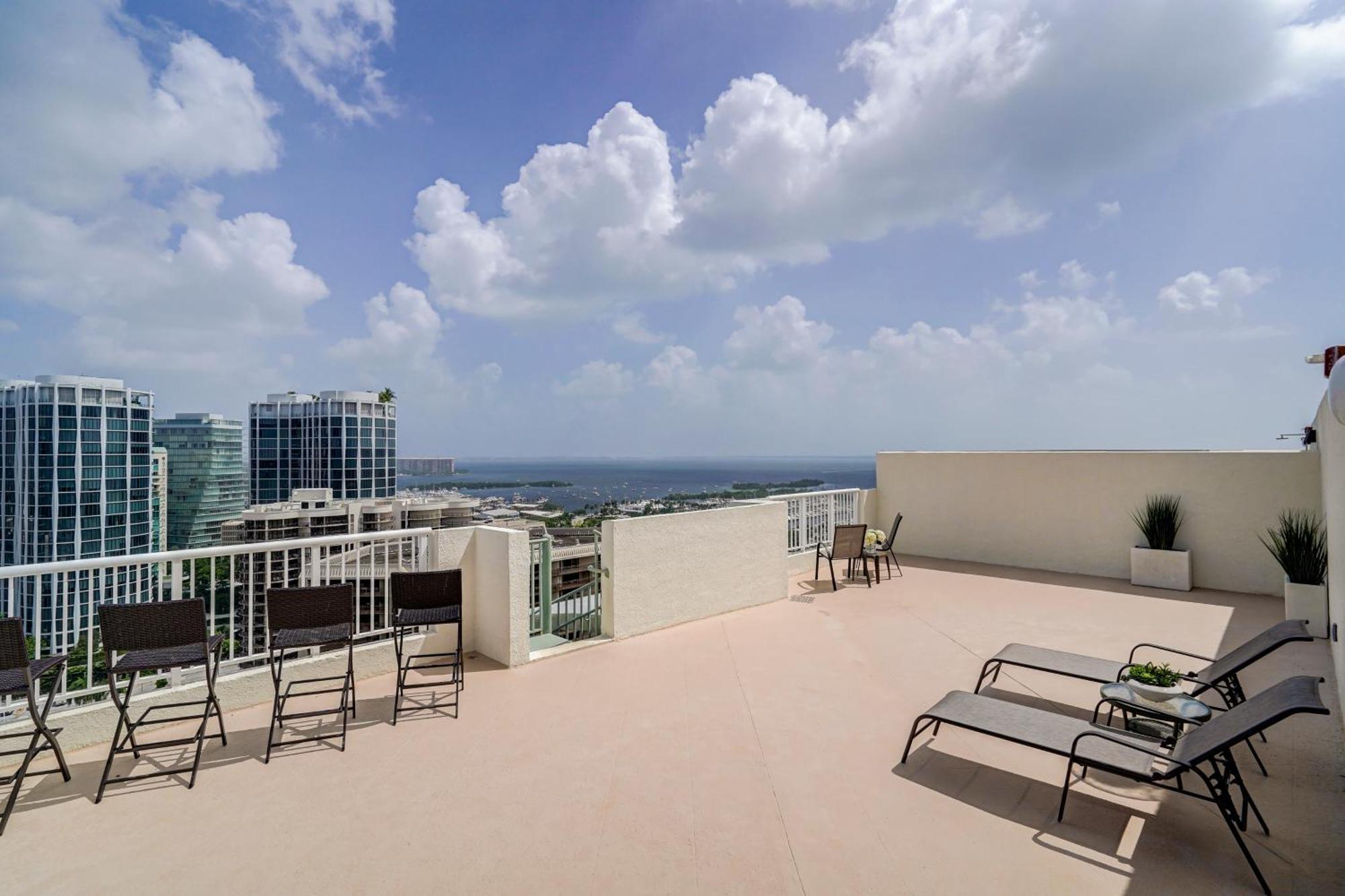 Apartment Luxury Penthouse With Private Rooftop Terrace In Coconut Grove