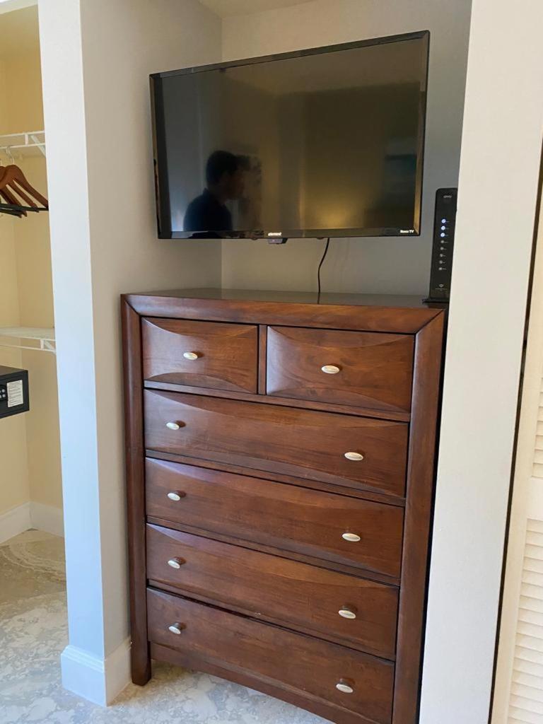 Cozy 1 Bedroom Unit Located In A In The Heart Of Coconut Grove Free Parking * Miami