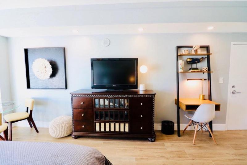 Gorgeous Coconut Grove 3 Bedroom With Amazing Views Parking Included *