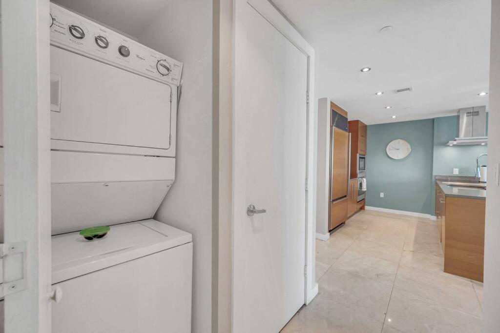 Icon 39th Floor 1 Bedroom Apartment- Bay & View- Free Apartment *