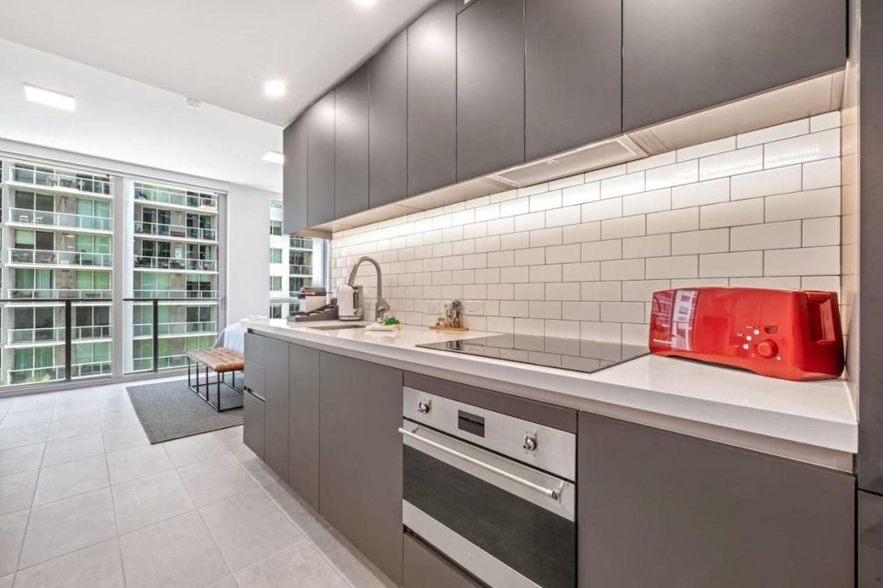 Downtown Luxury Pool And Gym Apartment