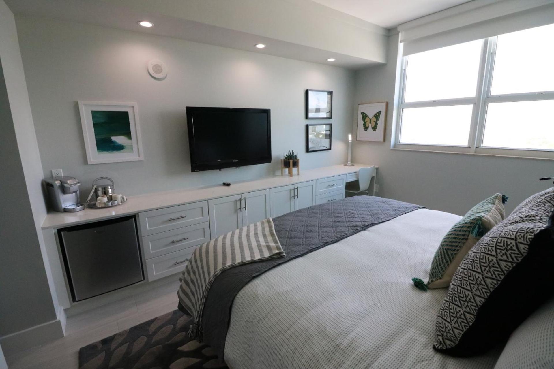 Renovated 21st Floor Private Unit Located In Coconut Grove *