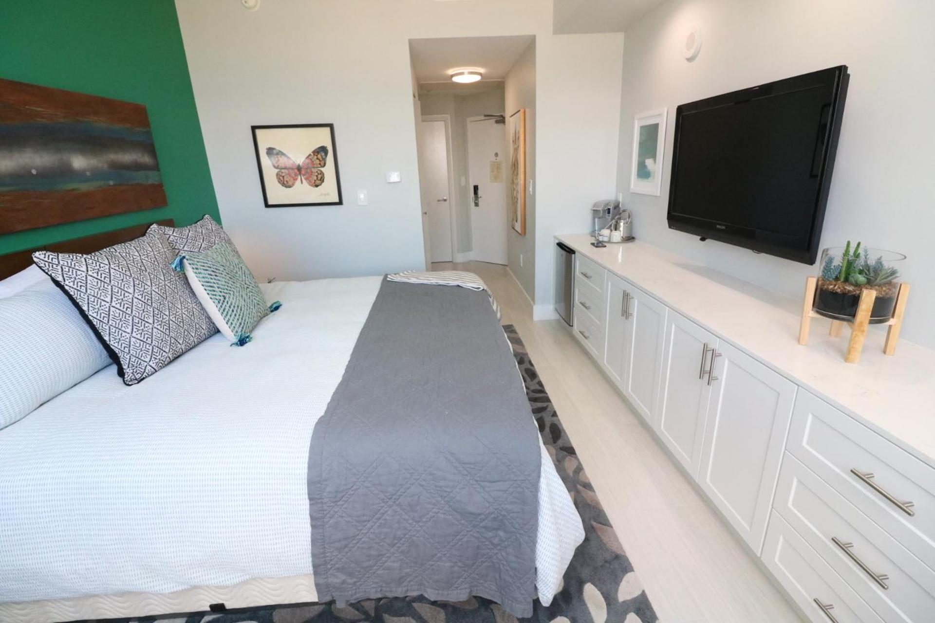 Hotel Renovated 21st Floor Private Unit Located In Coconut Grove Miami