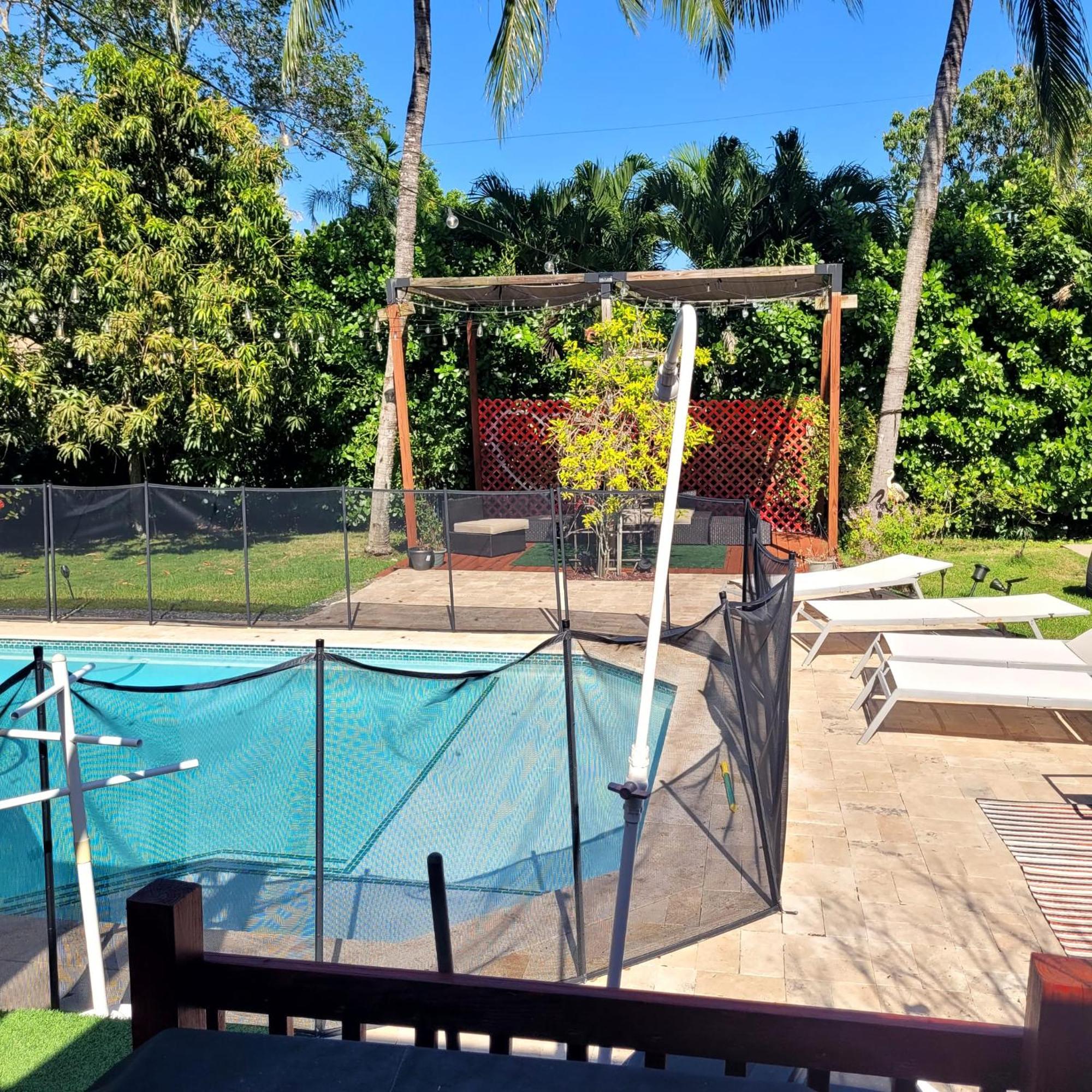 Holiday home Festive Pool With Lots Of Colors And Swag.