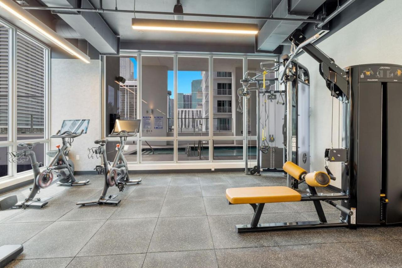 Downtown Luxury Pool And Gym Apartment *