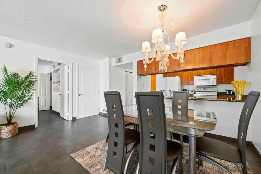 Luxury 1 Bdr • 30th Floor • Brickell • Water Views *
