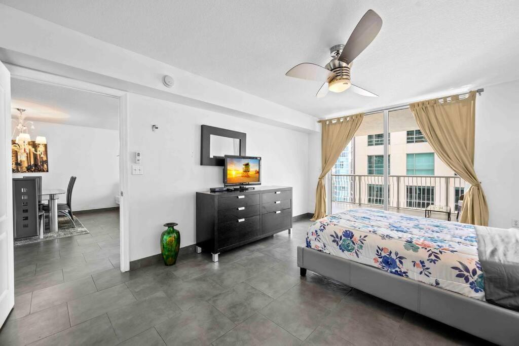 Luxury 1 Bdr • 30th Floor • Brickell • Water Views Apartment
