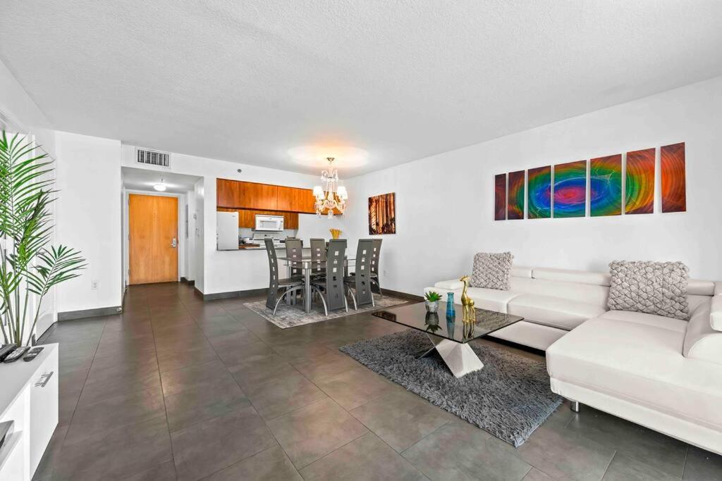 Luxury 1 Bdr • 30th Floor • Brickell • Water Views *