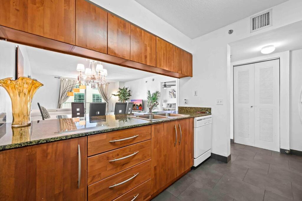 Luxury 1 Bdr • 30th Floor • Brickell • Water Views