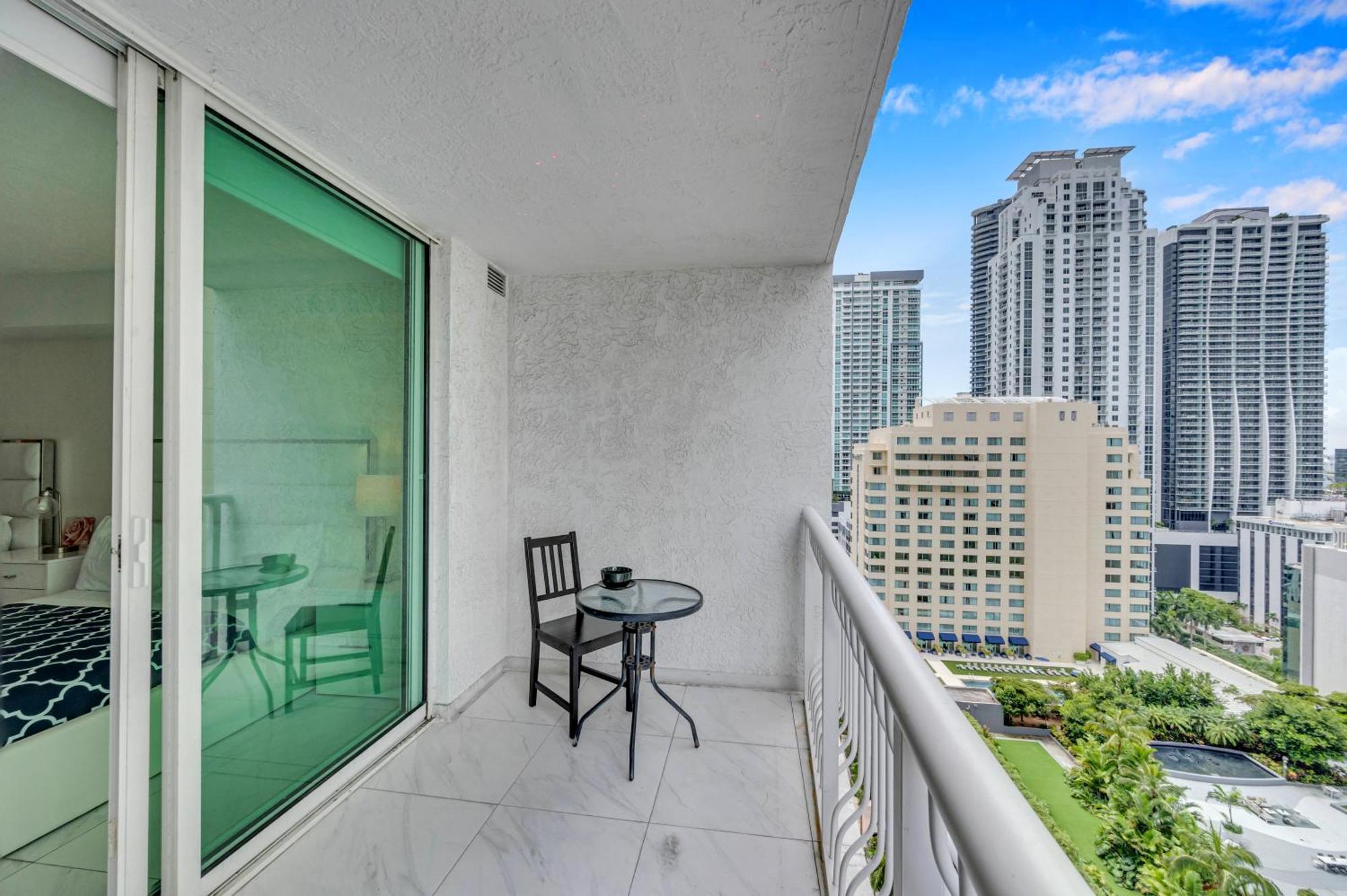 Beautiful High Floor * Brickell * Ocean View Apartment