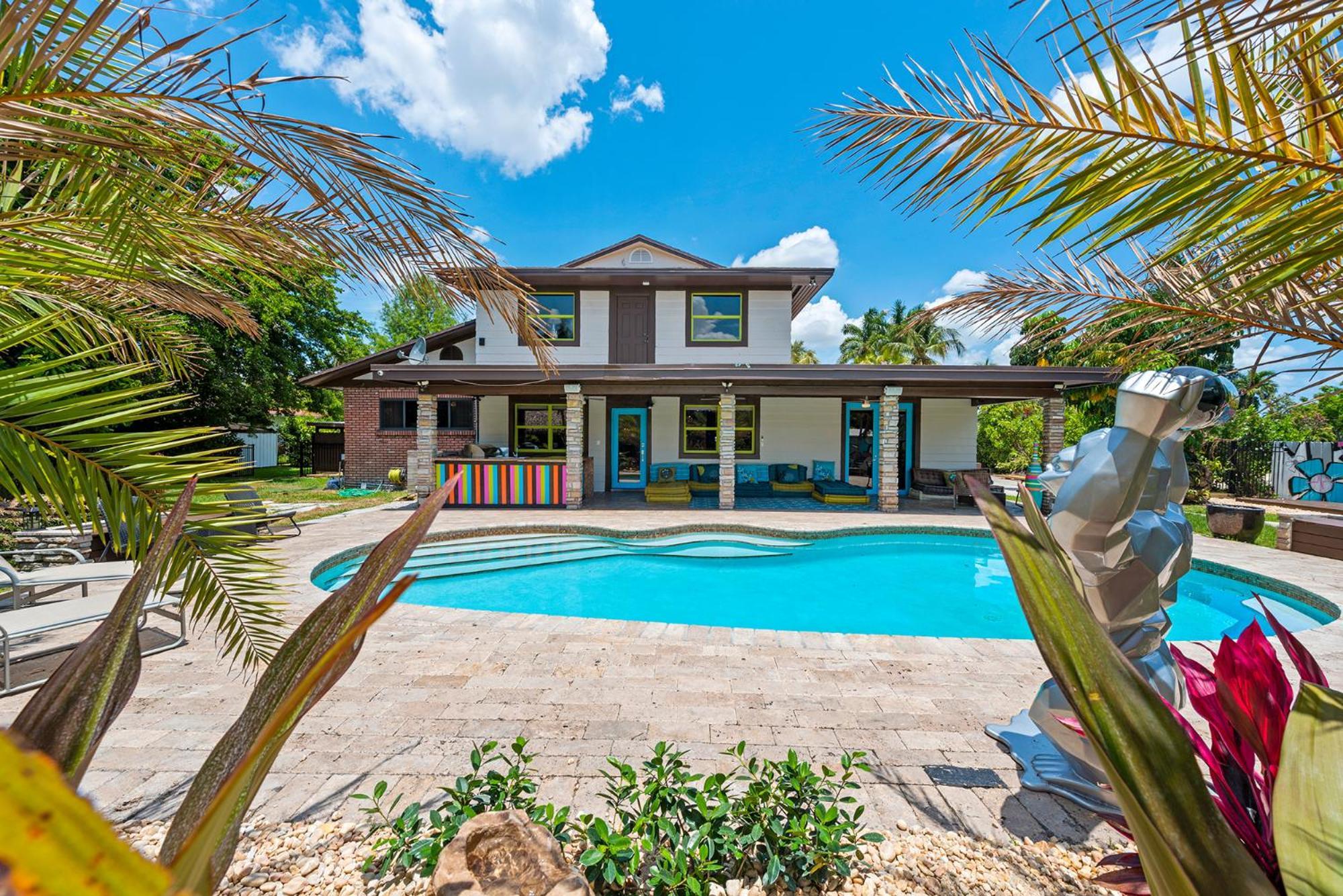 Blockchain - Acre Lot W/ Pool-hot Tub-bars-tiki-games-theater! *