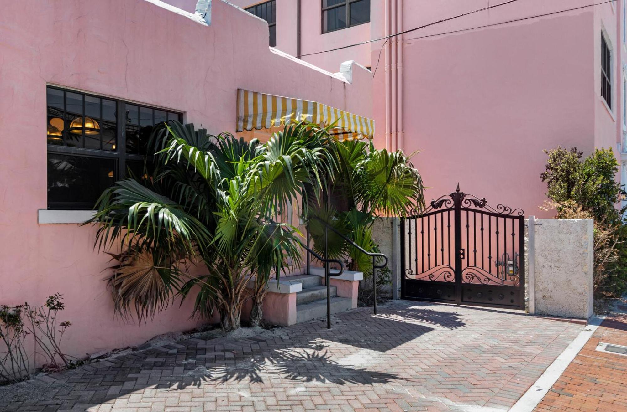 Roami At Tower - Calle Ocho *