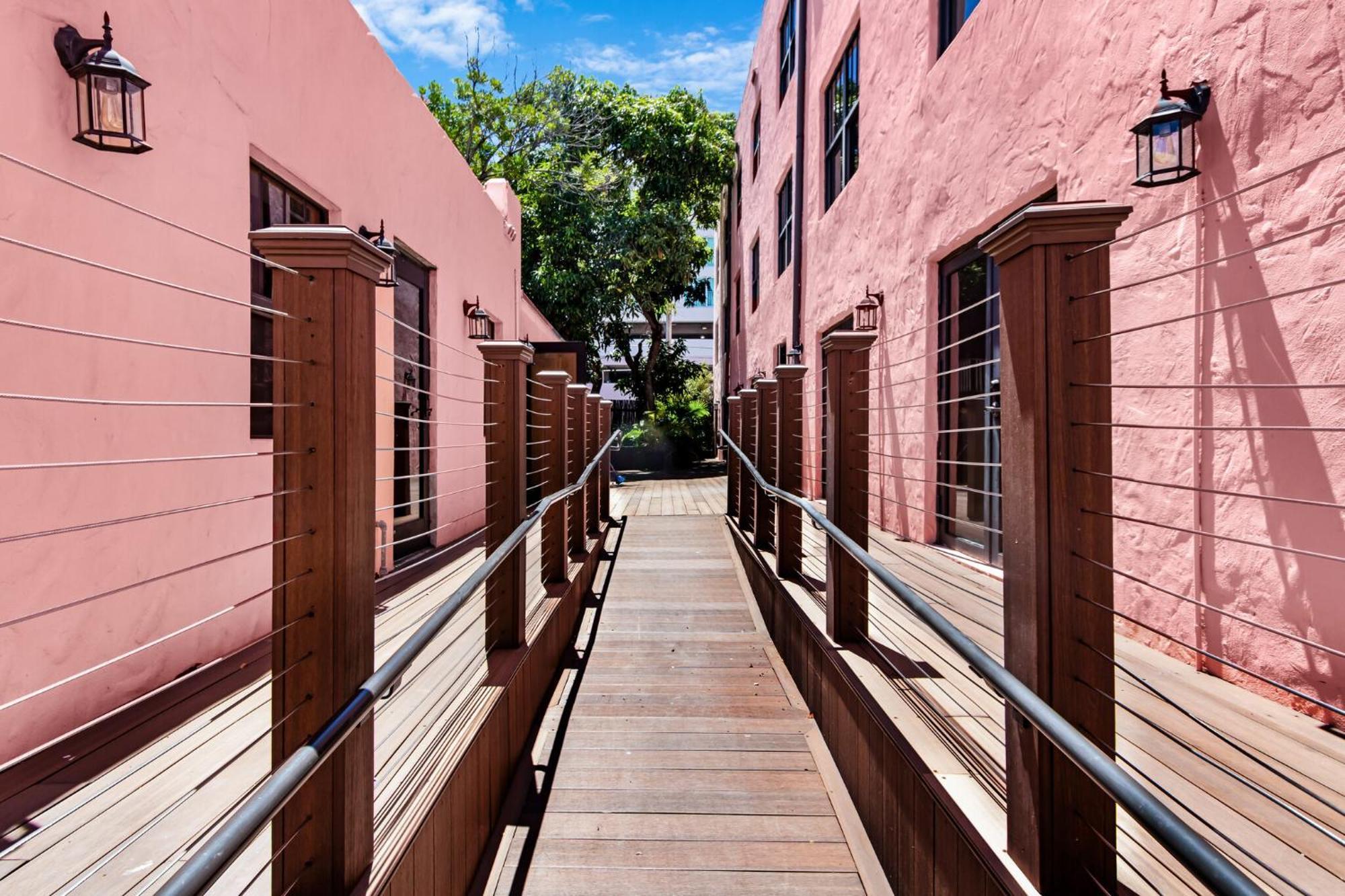 Roami At Tower - Calle Ocho
