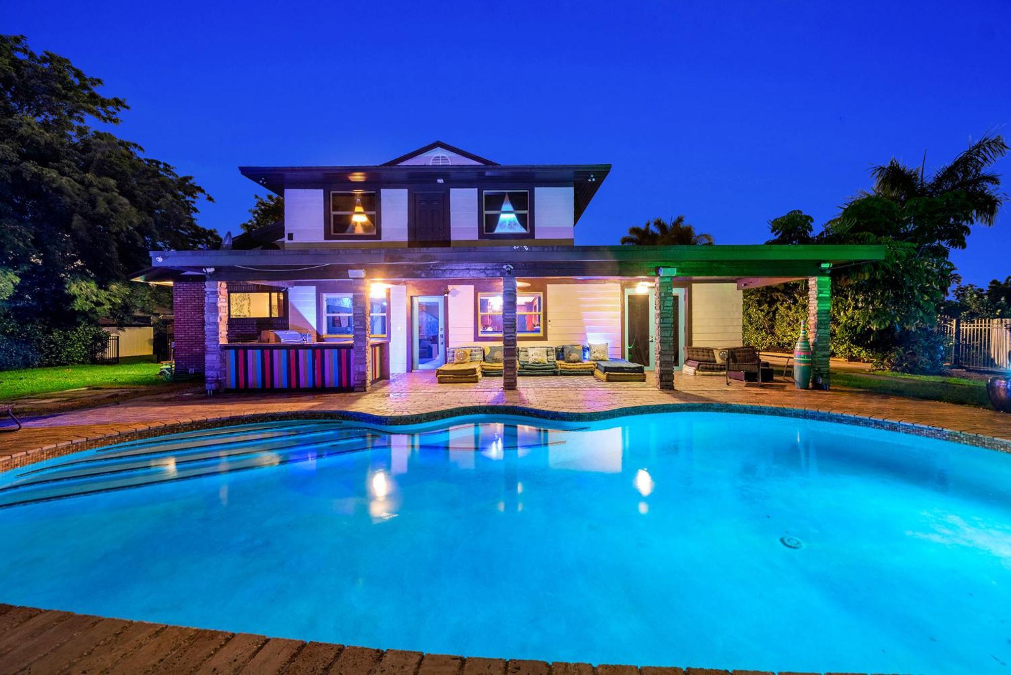 Blockchain - Acre Lot W/ Pool-hot Tub-bars-tiki-games-theater! Villa *