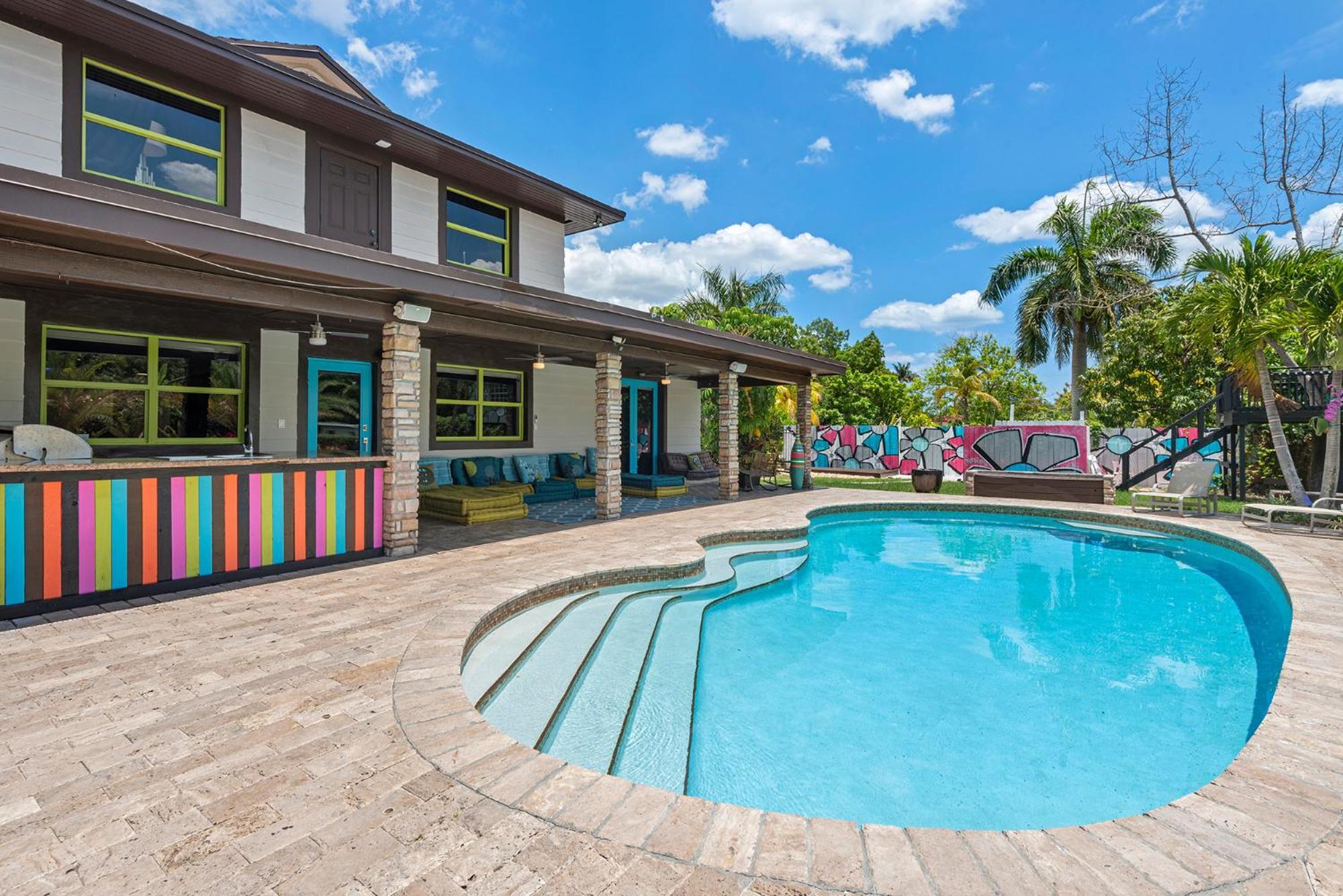 Blockchain - Acre Lot W/ Pool-hot Tub-bars-tiki-games-theater! Villa *