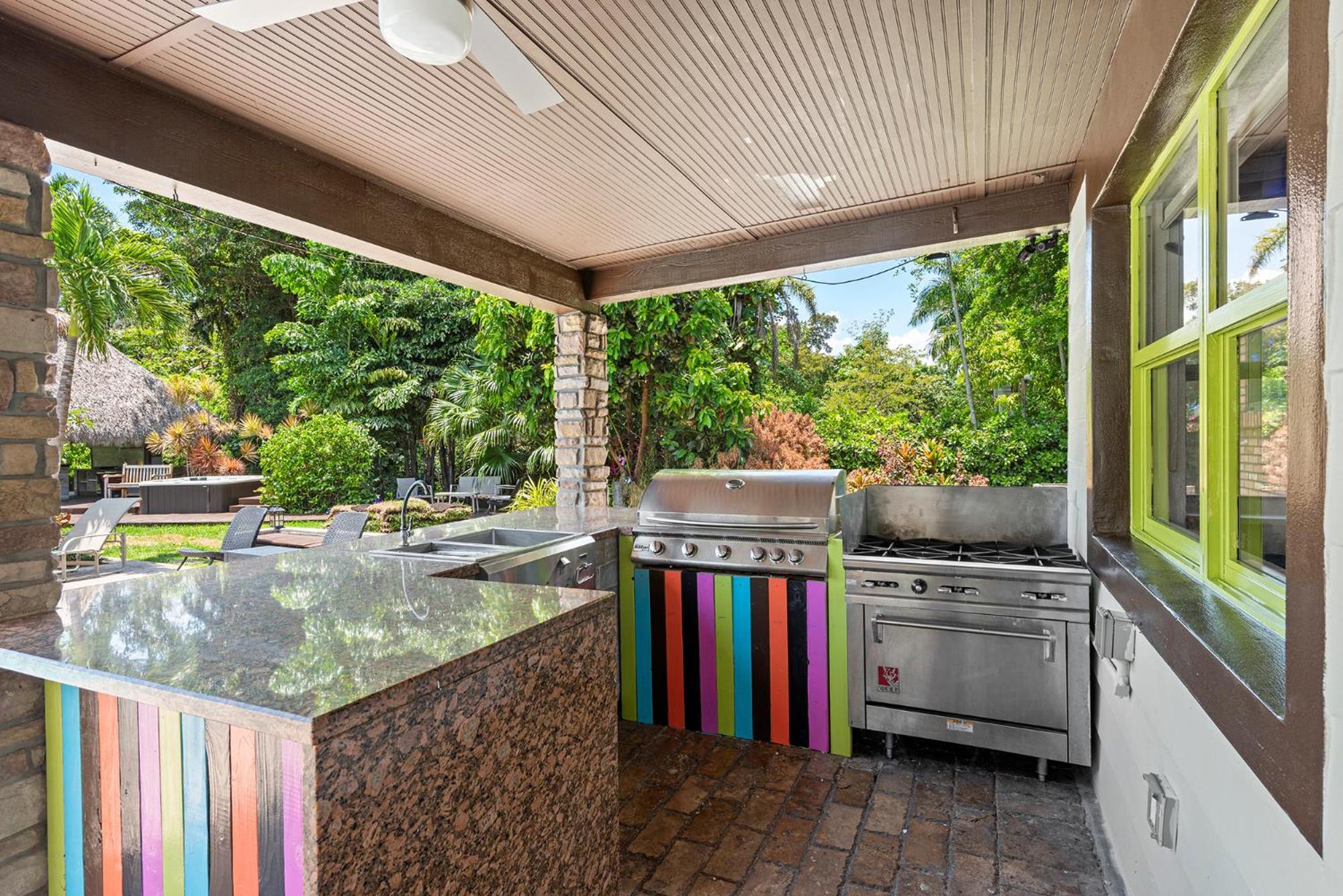 Villa Blockchain - Acre Lot W/ Pool-hot Tub-bars-tiki-games-theater! Miami