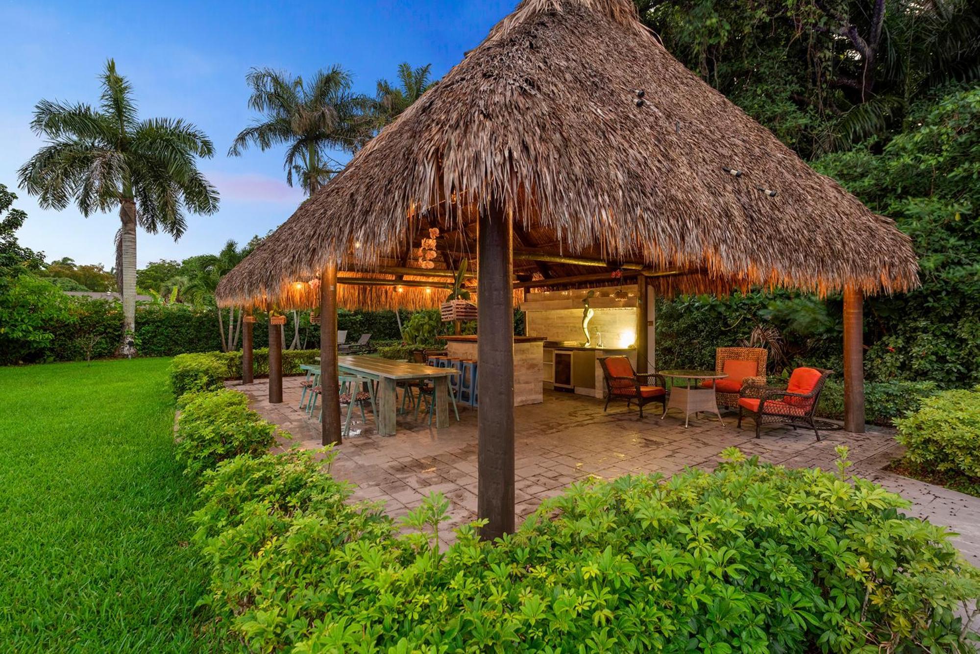 Blockchain - Acre Lot W/ Pool-hot Tub-bars-tiki-games-theater! *