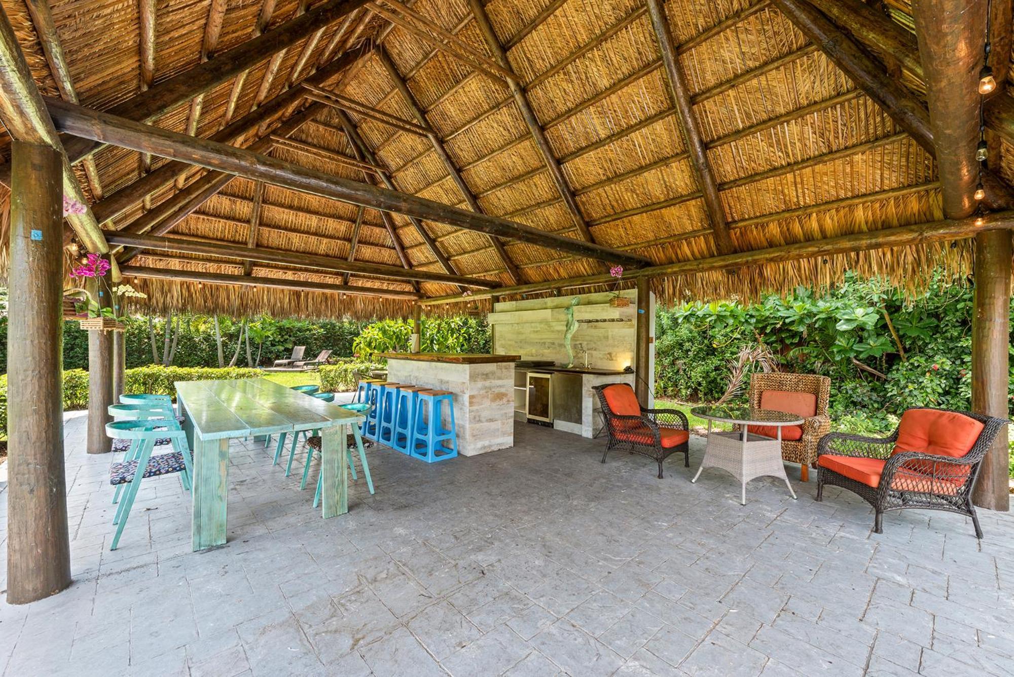 Blockchain - Acre Lot W/ Pool-hot Tub-bars-tiki-games-theater!