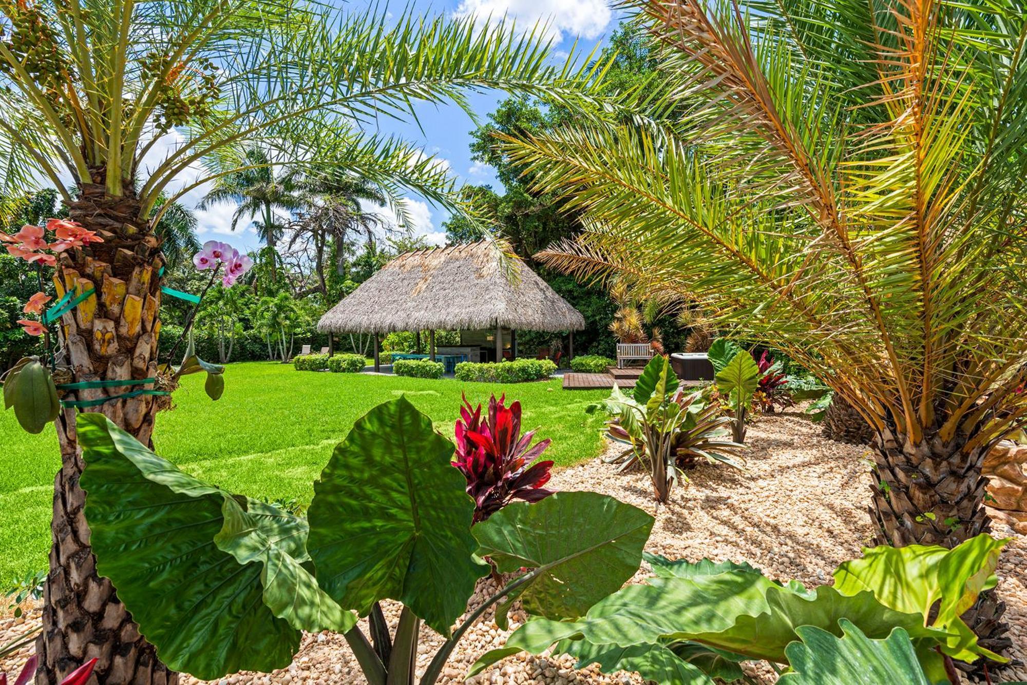 Blockchain - Acre Lot W/ Pool-hot Tub-bars-tiki-games-theater! Villa