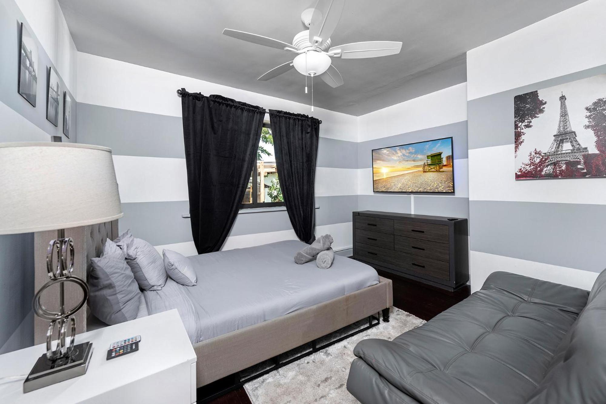 Villa Blockchain - Acre Lot W/ Pool-hot Tub-bars-tiki-games-theater! Miami