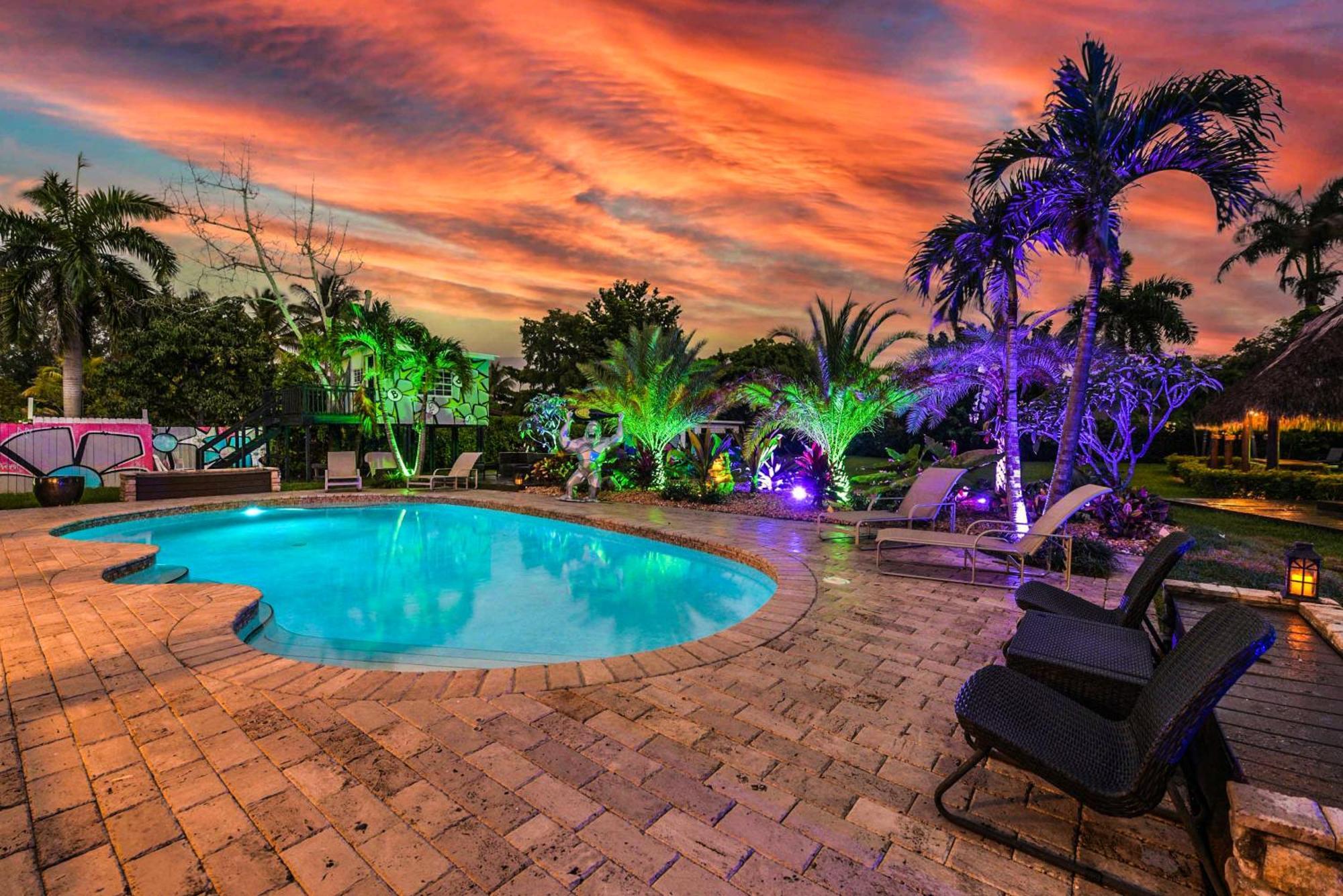 Villa Blockchain - Acre Lot W/ Pool-hot Tub-bars-tiki-games-theater!