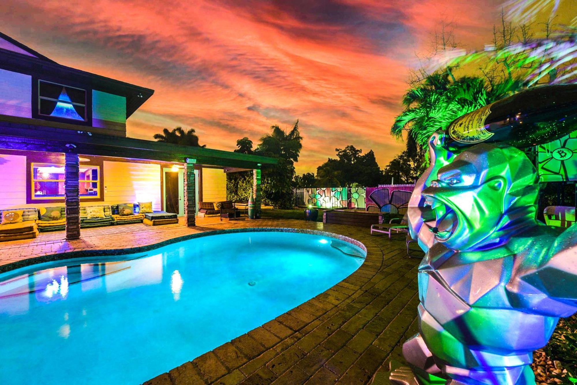 Blockchain - Acre Lot W/ Pool-hot Tub-bars-tiki-games-theater! Miami