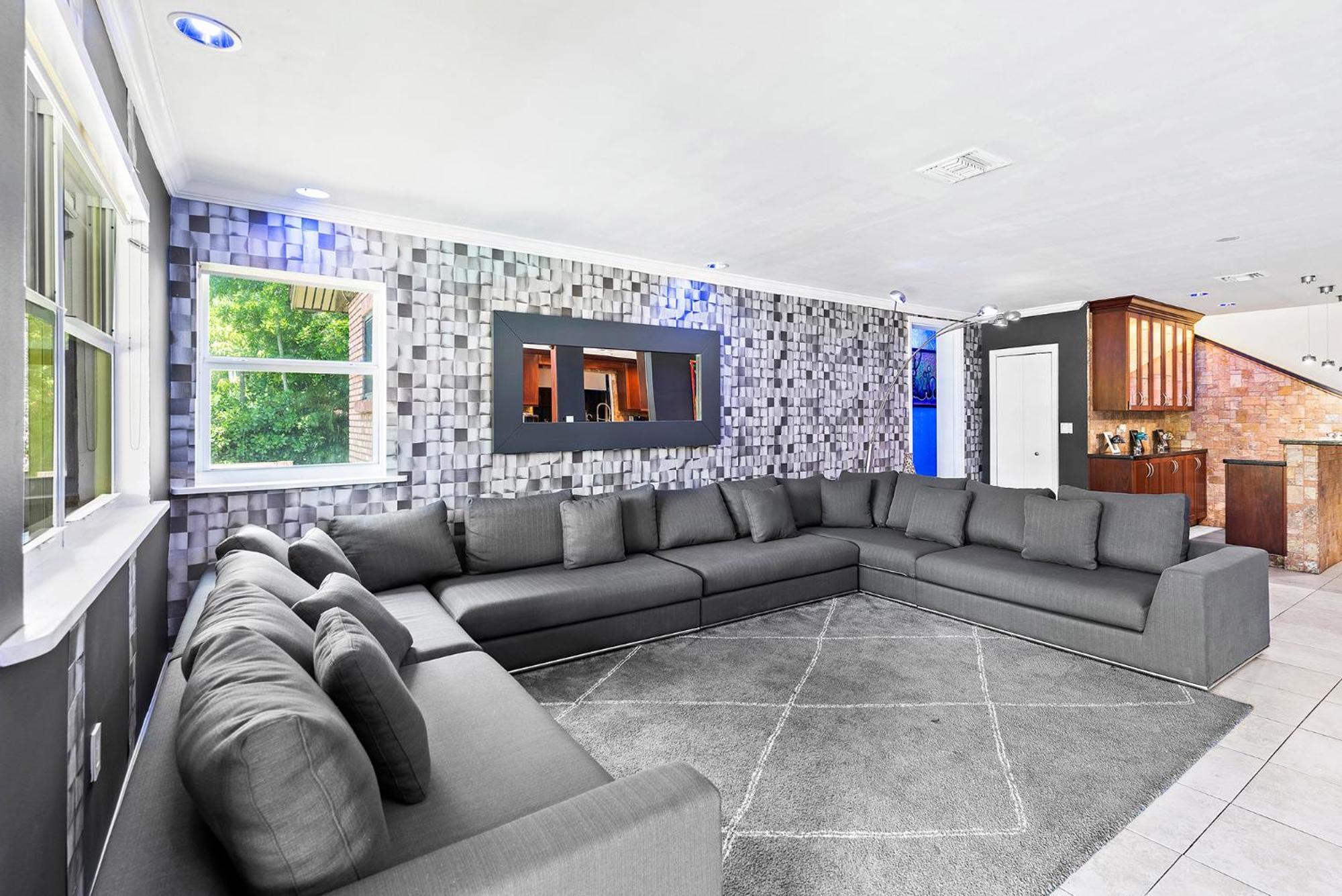 Villa Blockchain - Acre Lot W/ Pool-hot Tub-bars-tiki-games-theater! *
