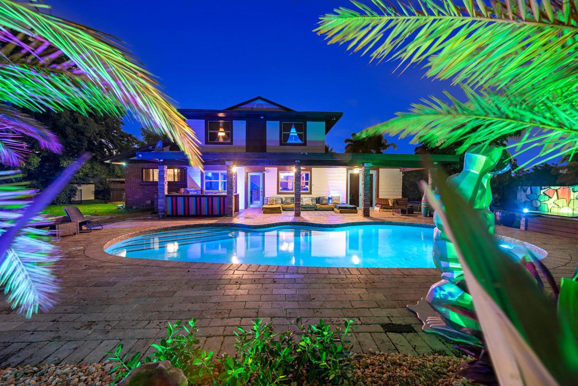 Villa Blockchain - Acre Lot W/ Pool-hot Tub-bars-tiki-games-theater! Miami