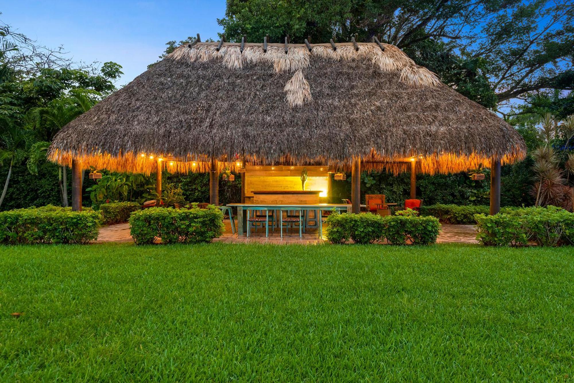 Blockchain - Acre Lot W/ Pool-hot Tub-bars-tiki-games-theater! *