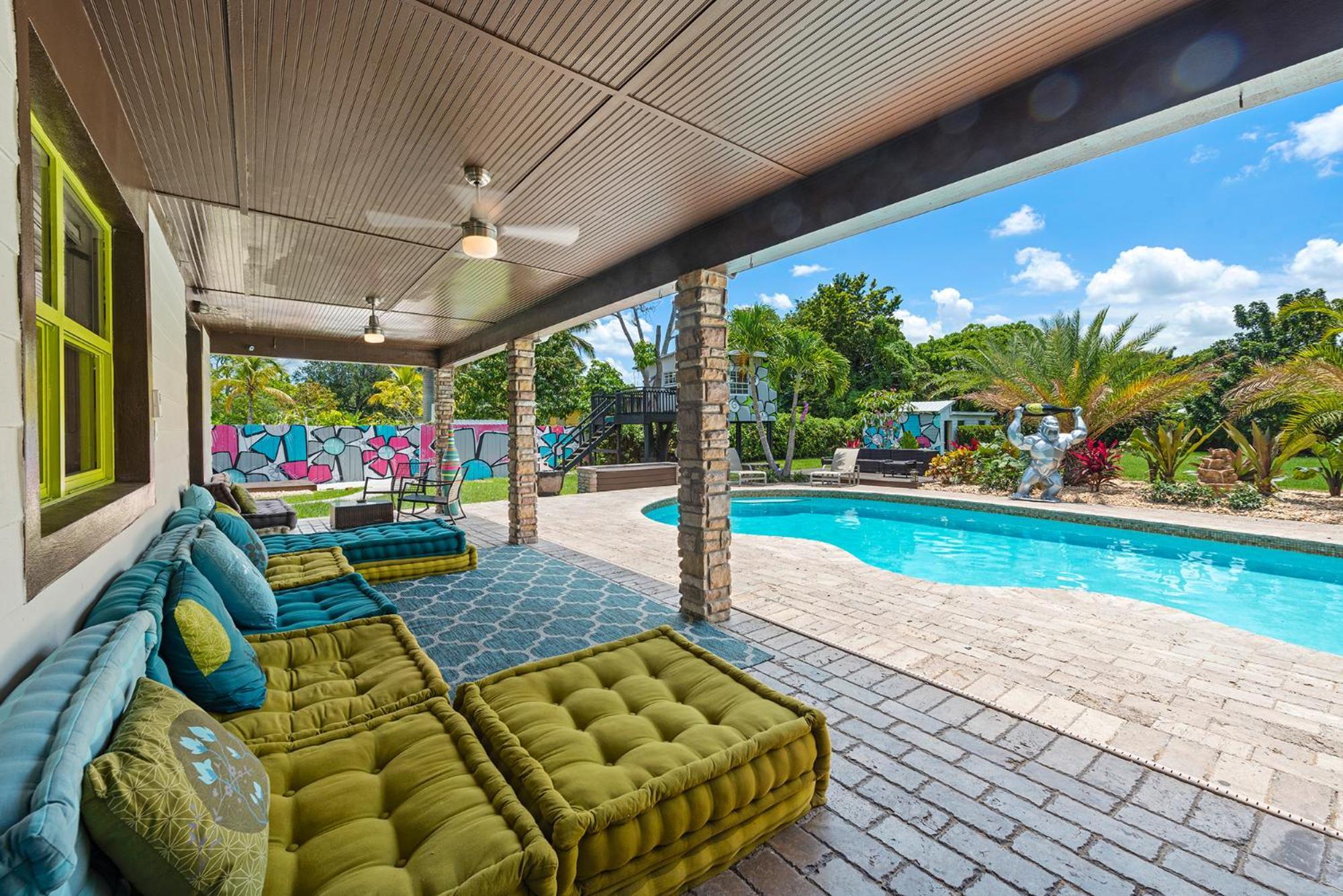 Blockchain - Acre Lot W/ Pool-hot Tub-bars-tiki-games-theater! * Miami