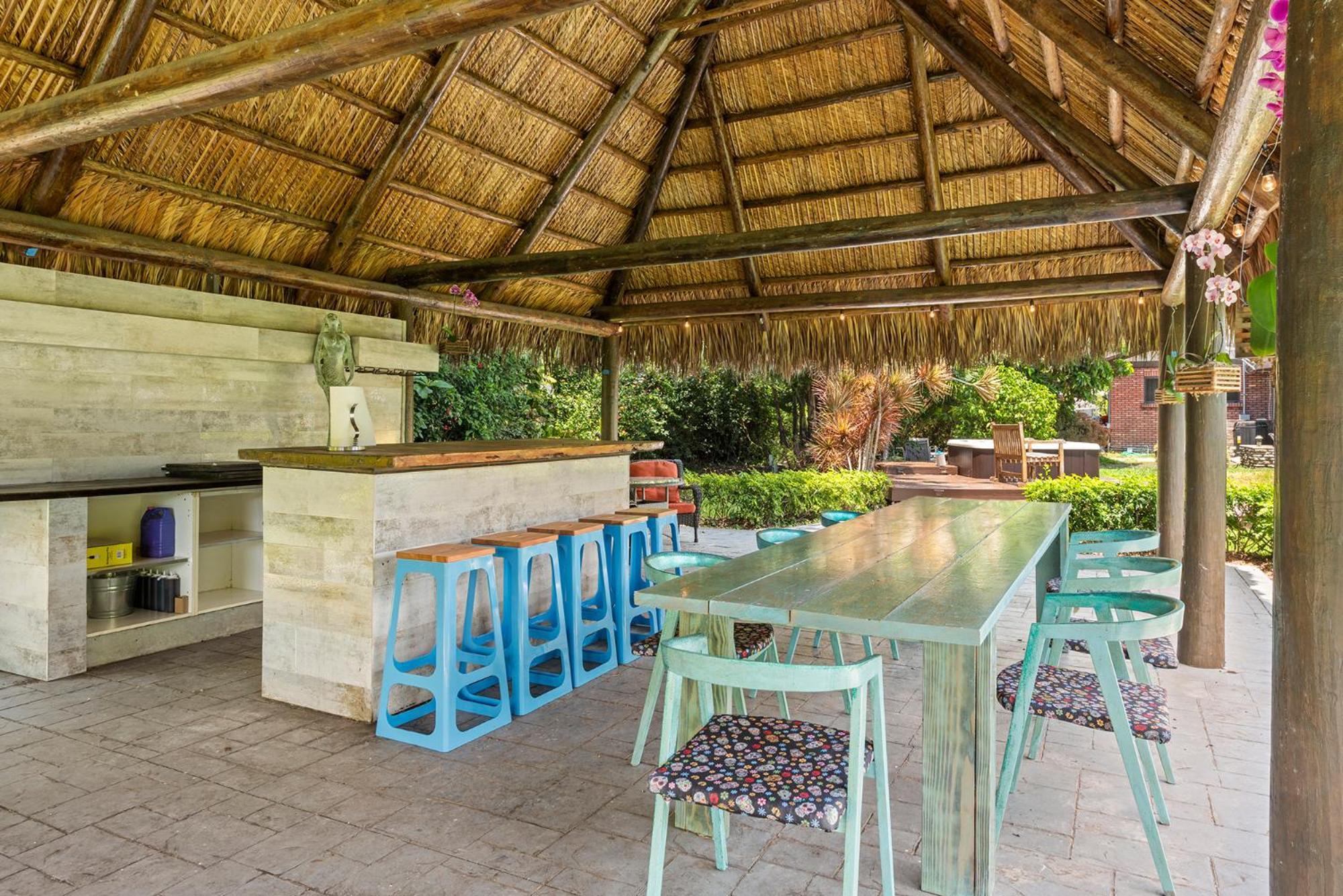 Blockchain - Acre Lot W/ Pool-hot Tub-bars-tiki-games-theater! Miami