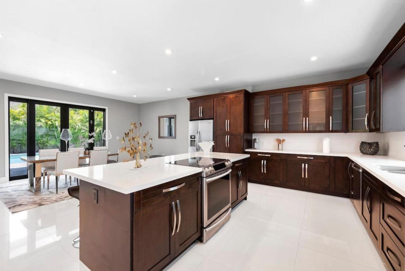 Granada Modern Luxury In Massive Mansion With Heated Pool Villa