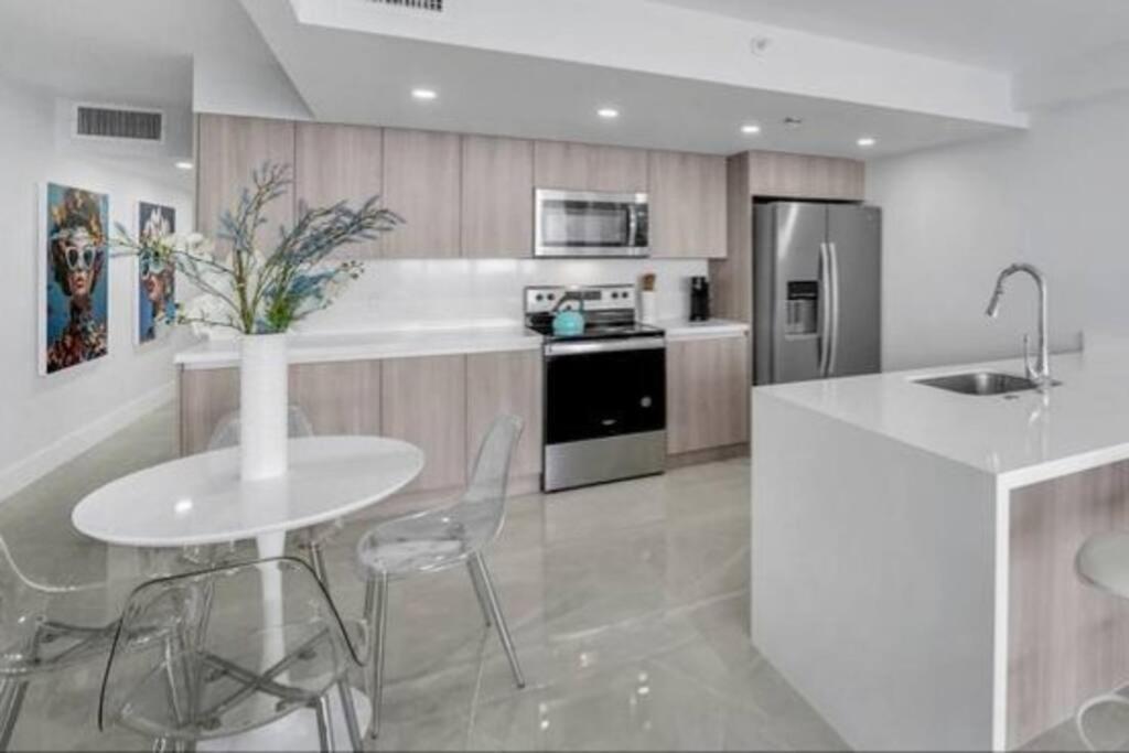 Apartment Shades Of Sky Penthouse! Newly Renovated *