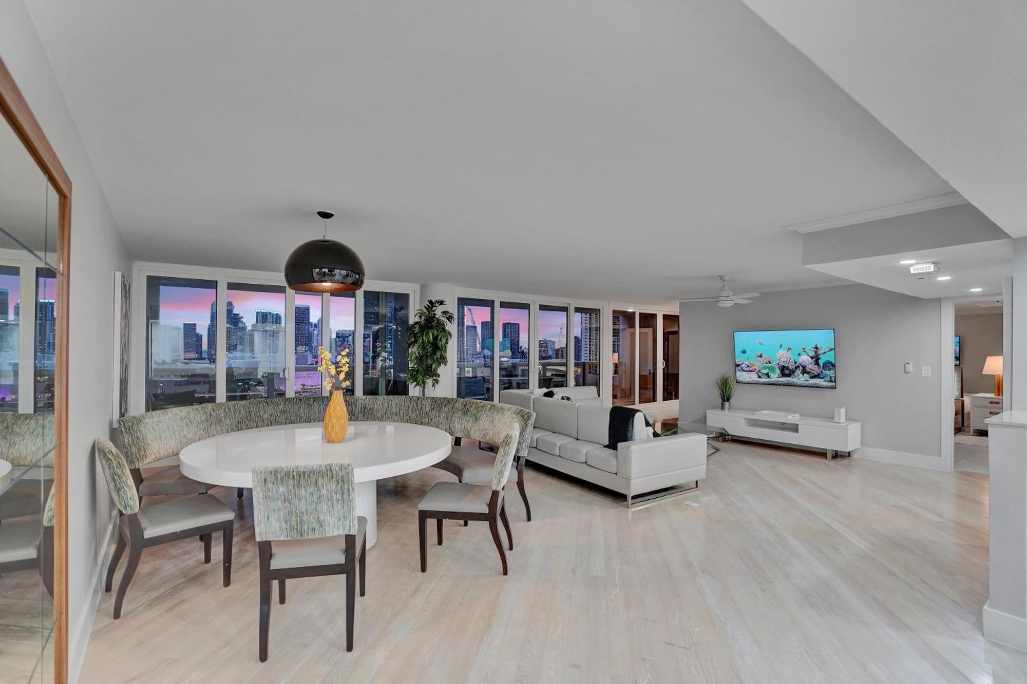 Apartment Over The Moon! Skyline And Water Views! *