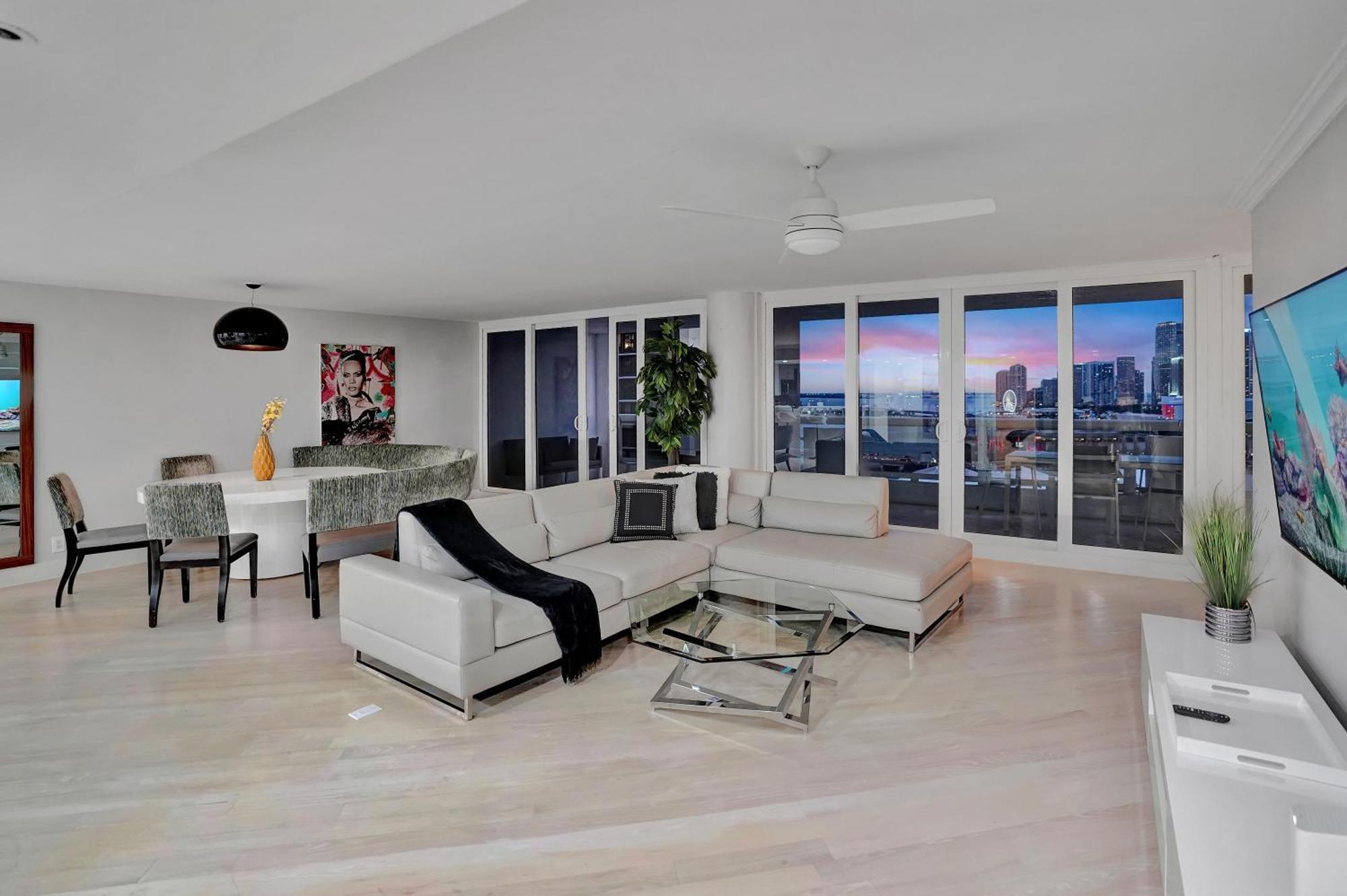 Over The Moon! Skyline And Water Views! *