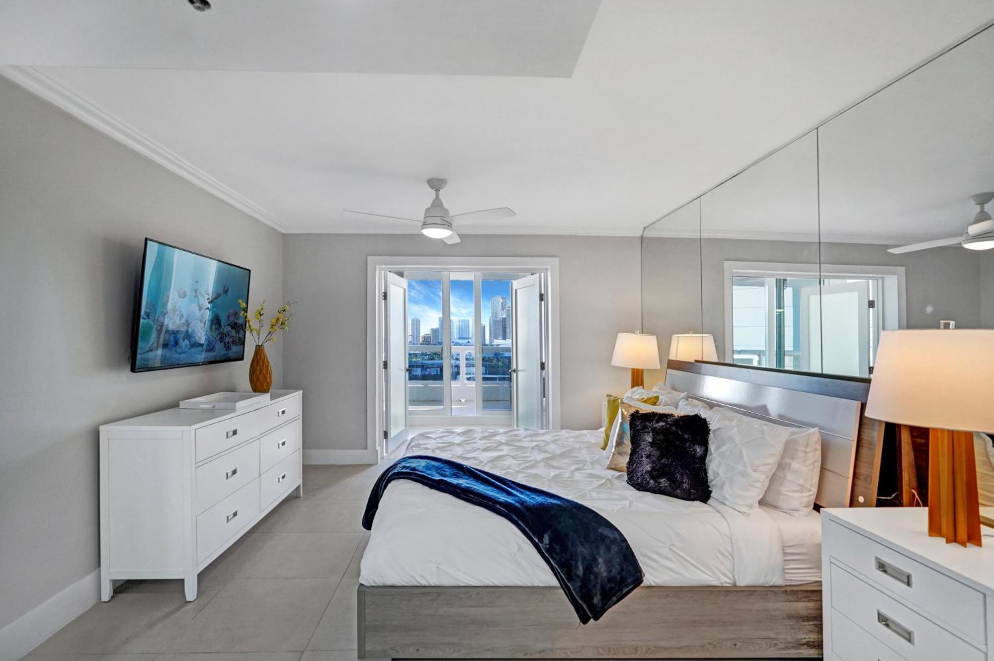 Over The Moon! Skyline And Water Views! Apartment