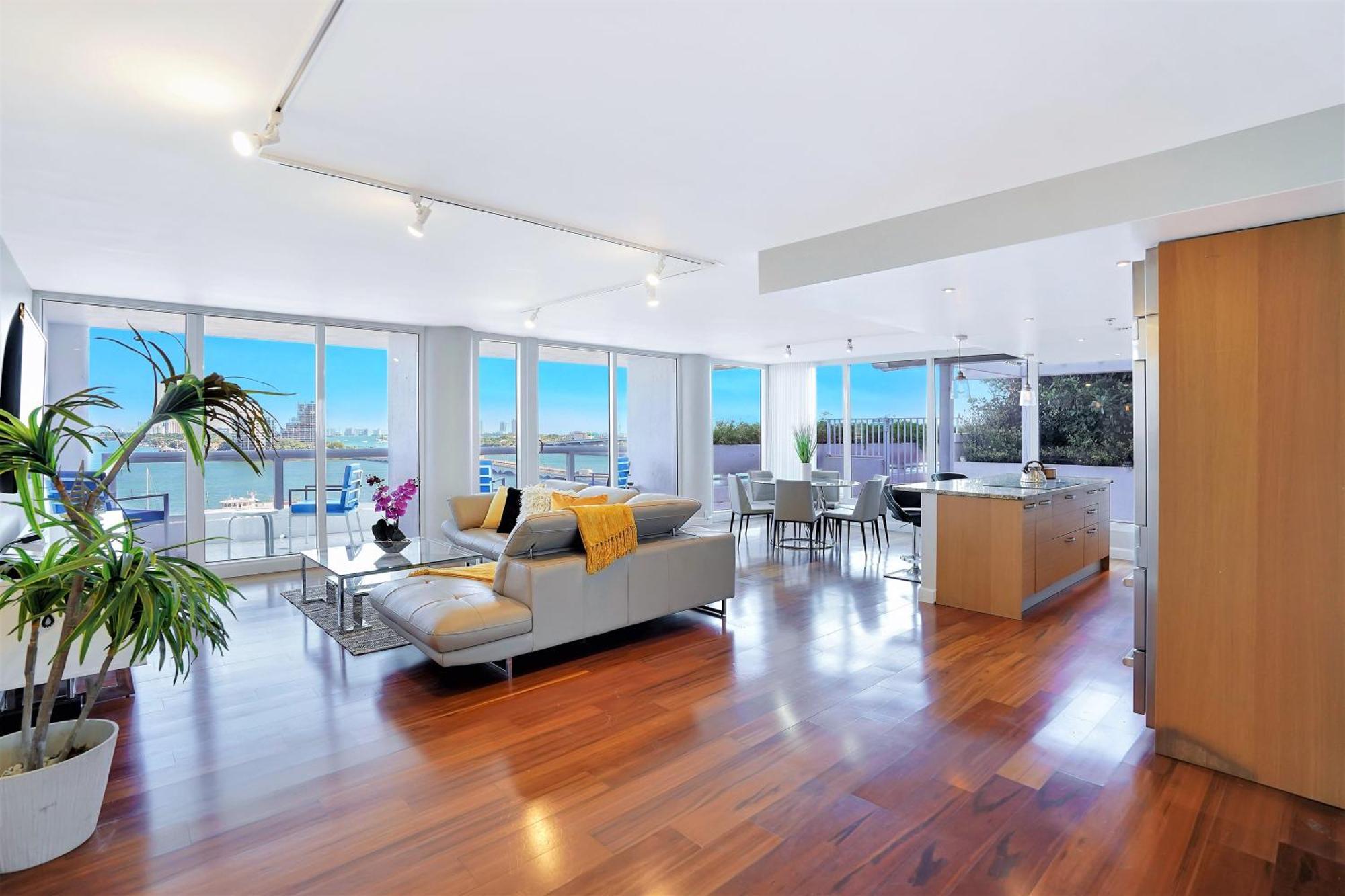 Wait N' Sea! Direct Water Views, Steps From Pool! * Miami