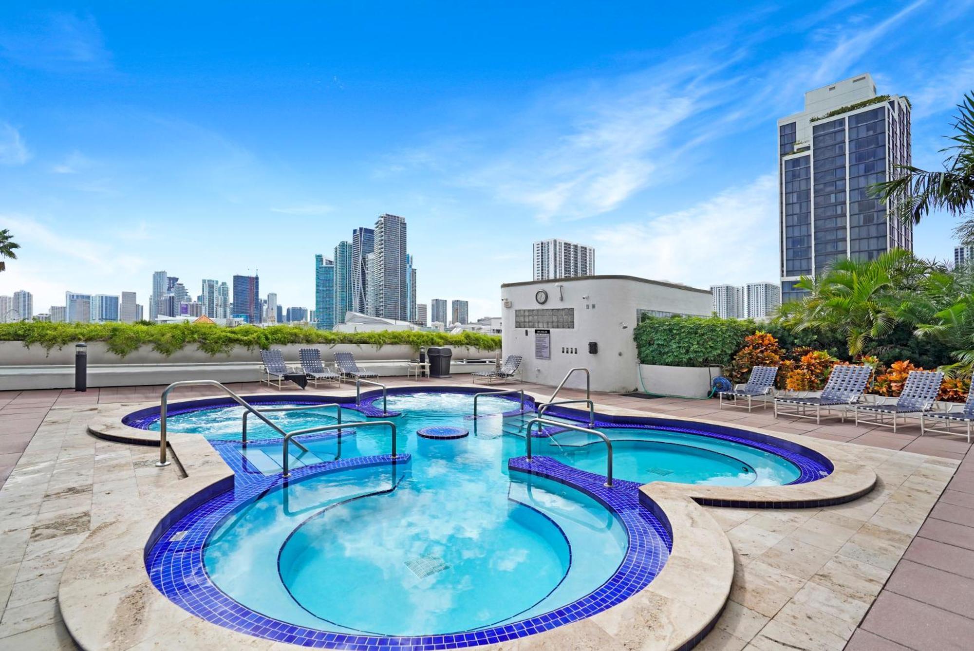 Apartment A Wave From It All! Direct Water Views! Miami
