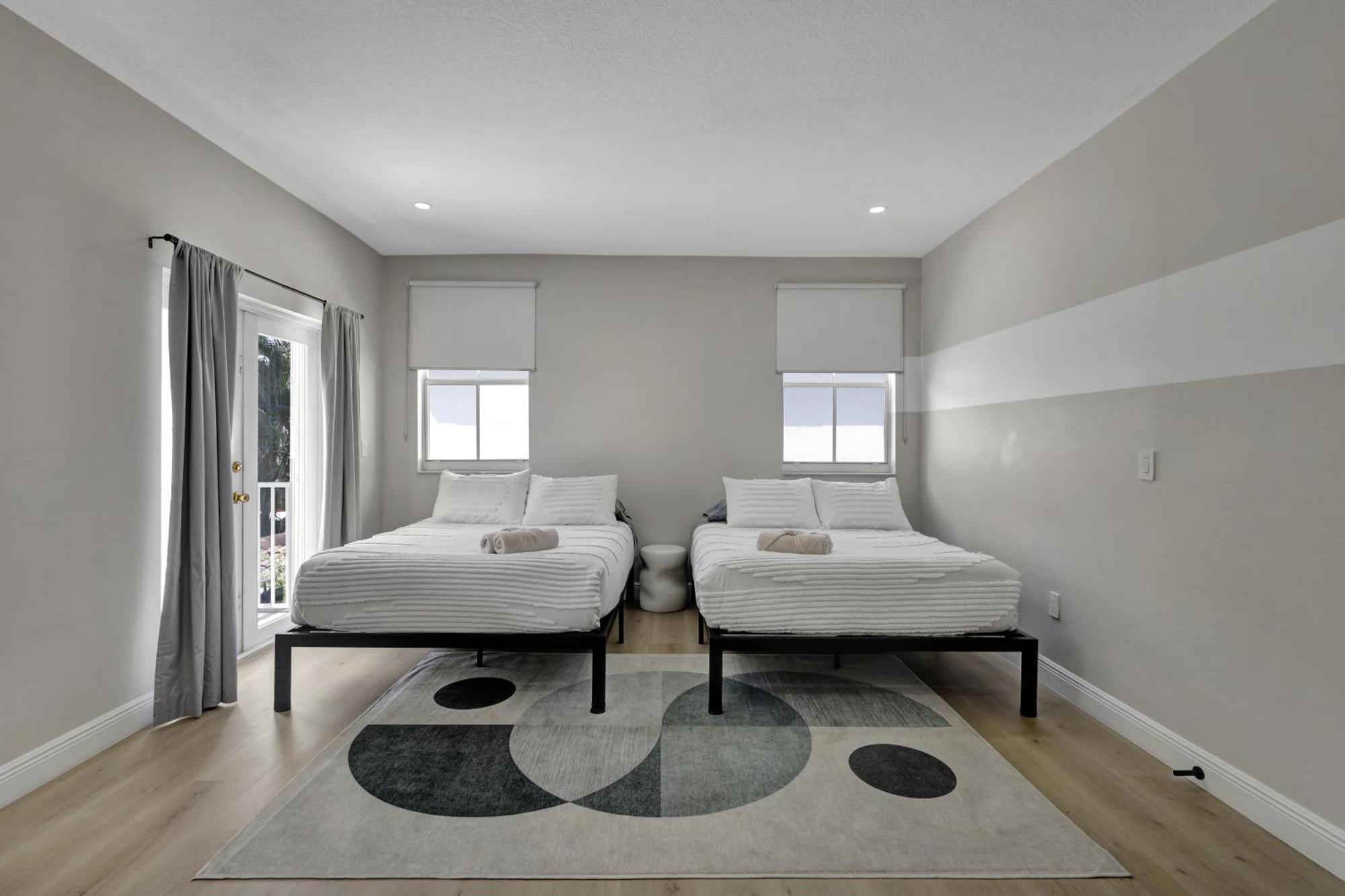 Luxe Pool, Bbq & Fire Pit - 5 Min To Dolphinmall Holiday home
